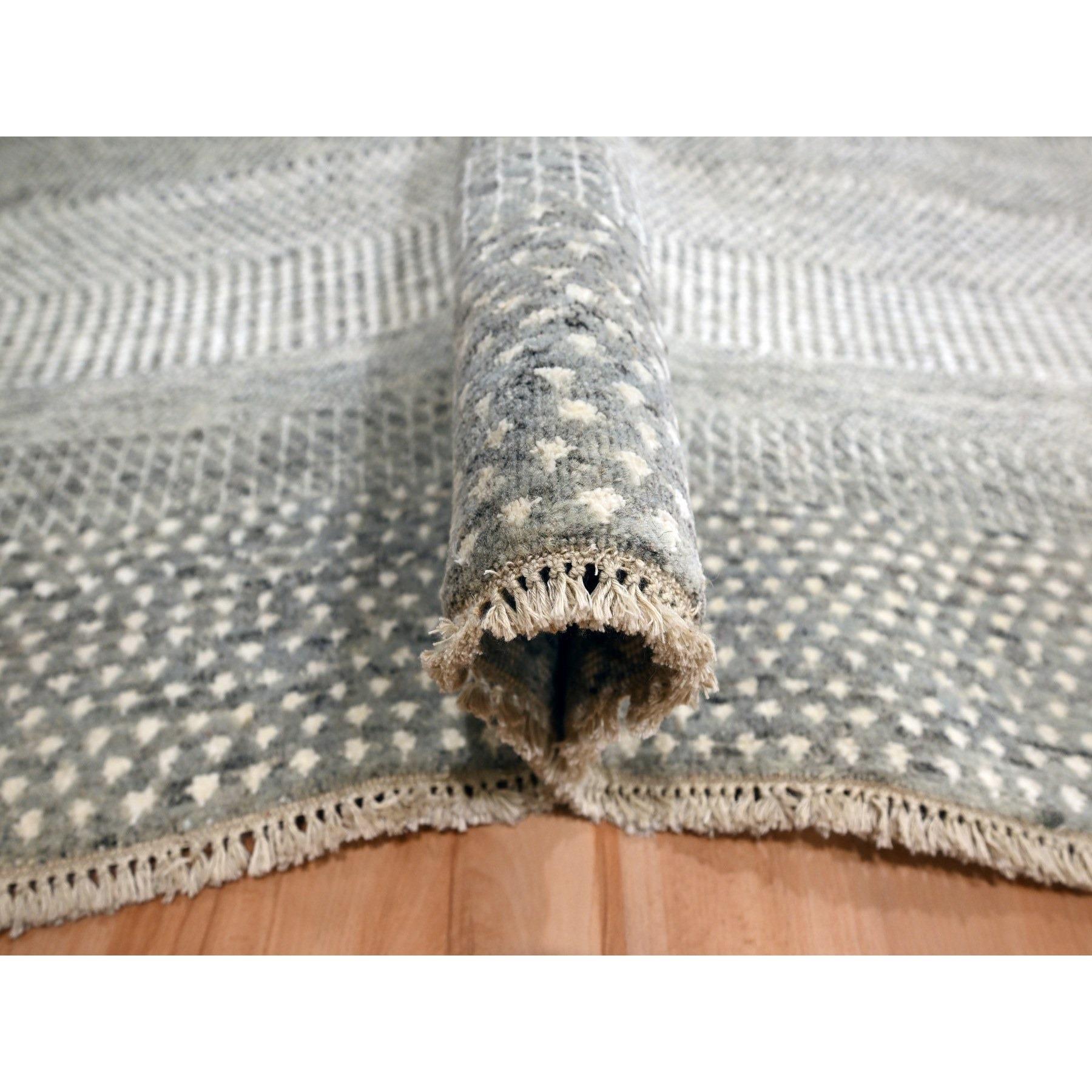 Alfombra de lana y seda anudada a mano con diseño moderno de hierba en gris pastel de 8'9 