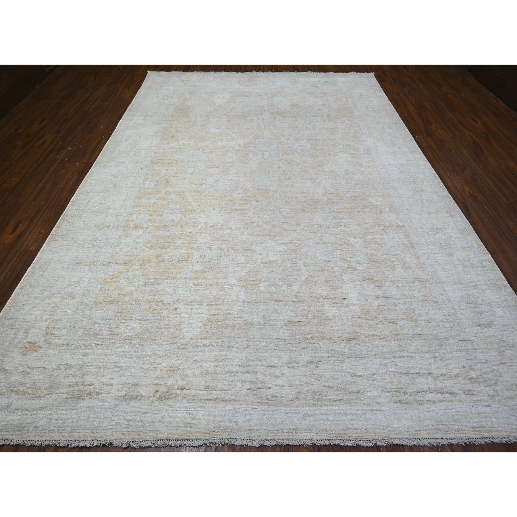 Si tratta di un autentico tappeto orientale Afghan Angora Oushak, annodato a mano, in pura lana, unico nel suo genere. È stato annodato per mesi e mesi con tecniche di tessitura secolari da esperti artigiani.
Materiali primari: Lana
Lattice: No Pile