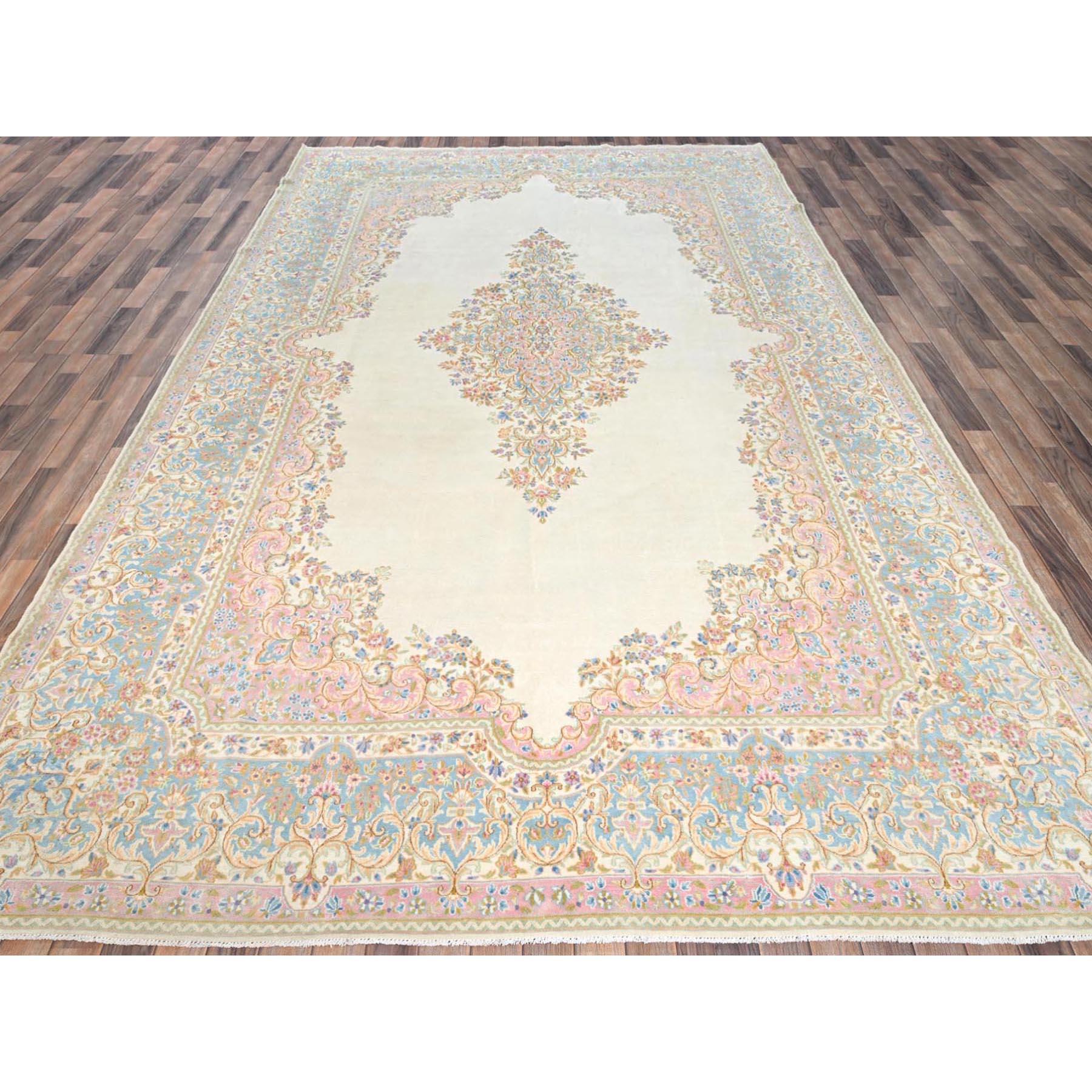 Perlweiß, Vintage Persisch Kerman, sauber und weich, voller Flor, 100% Wolle, handgeknüpft, Seiten und Enden gesichert, Orientteppich
Primäre MATERIALIEN: Wolle
Latex: Kein Flor 
Höhe: 0,25 Zoll
Stil: Traditionell
Grundfarbe: Elfenbein
Sekundäre