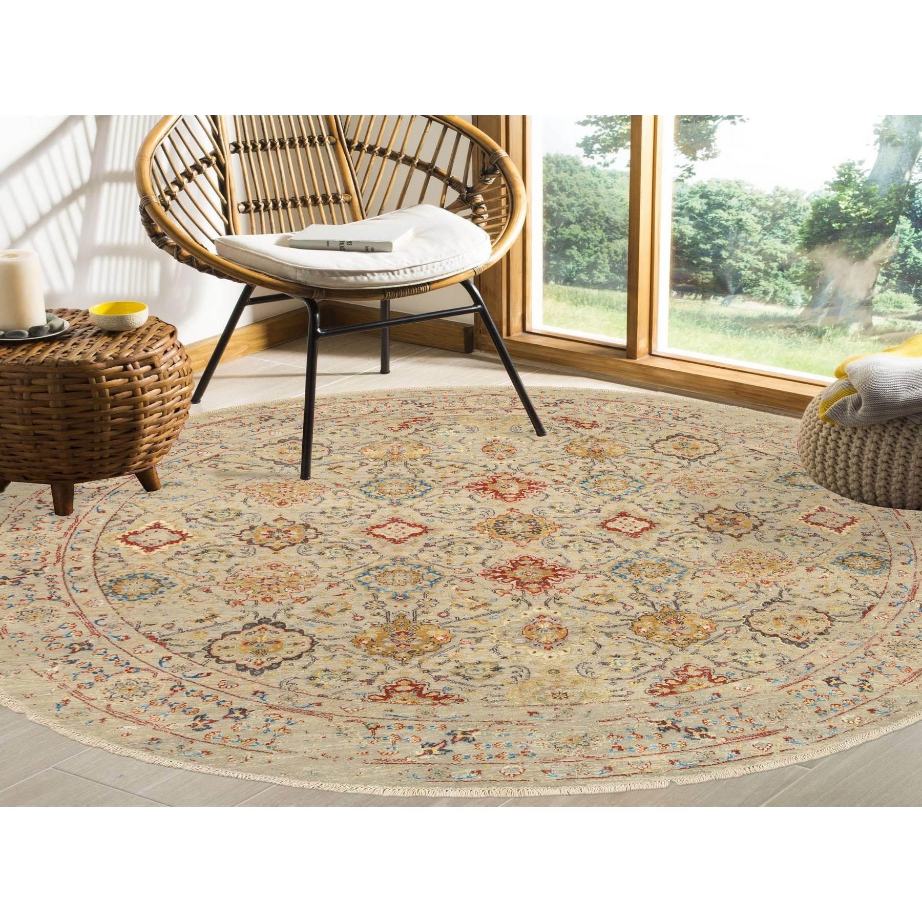 Ésta es una auténtica alfombra redonda, oriental, anudada a mano, de color beige, THE SUNSET ROSETTES, lana y seda pura. Ha sido tejida durante meses y meses con técnicas artesanales centenarias por expertos artesanos.
Materiales primarios: Lana y