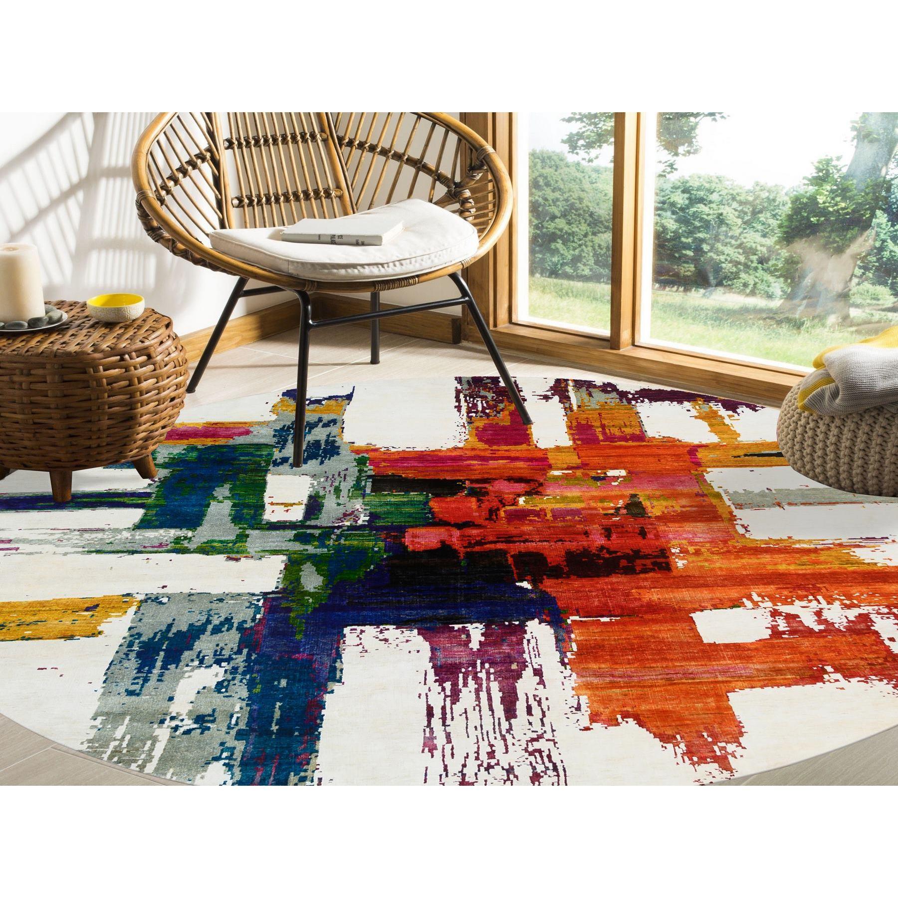 Ésta es una auténtica alfombra oriental redonda, única en su género, de colores, de lana y seda de sari, anudada a mano, con modernos motivos abstractos y pinceladas de pintor. Ha sido anudado durante meses y meses con técnicas artesanales de tejido