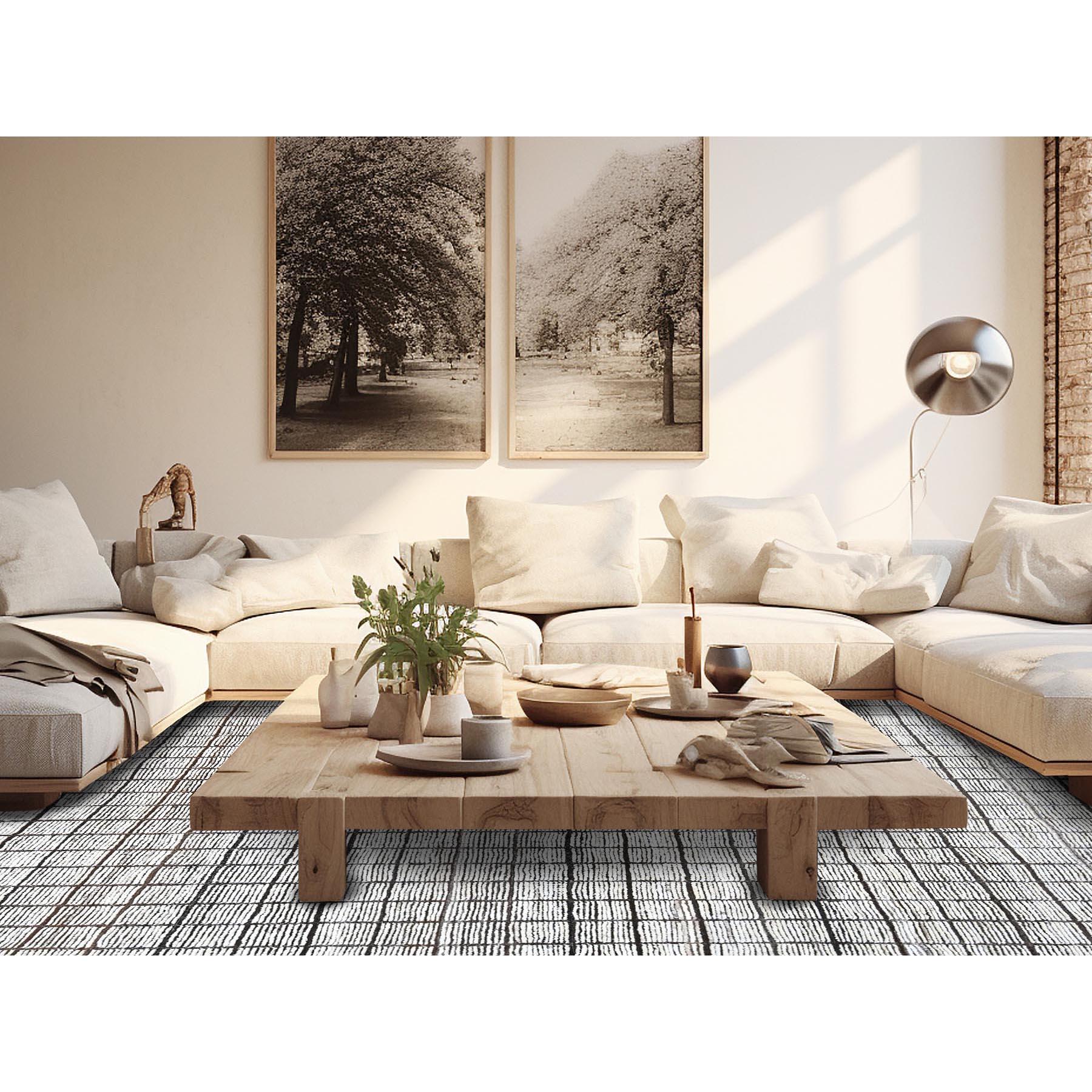 Daisy White, Trama marocchina con disegno a scatola, Pile strutturato, Tono su tono, Lana naturale non colorata, Annodato a mano, Squarish, Tappeto orientale
Materiali primari: Lana
Lattice: No Pile 
altezza: 0,25 pollici
Stile: Tradizionale
Colore