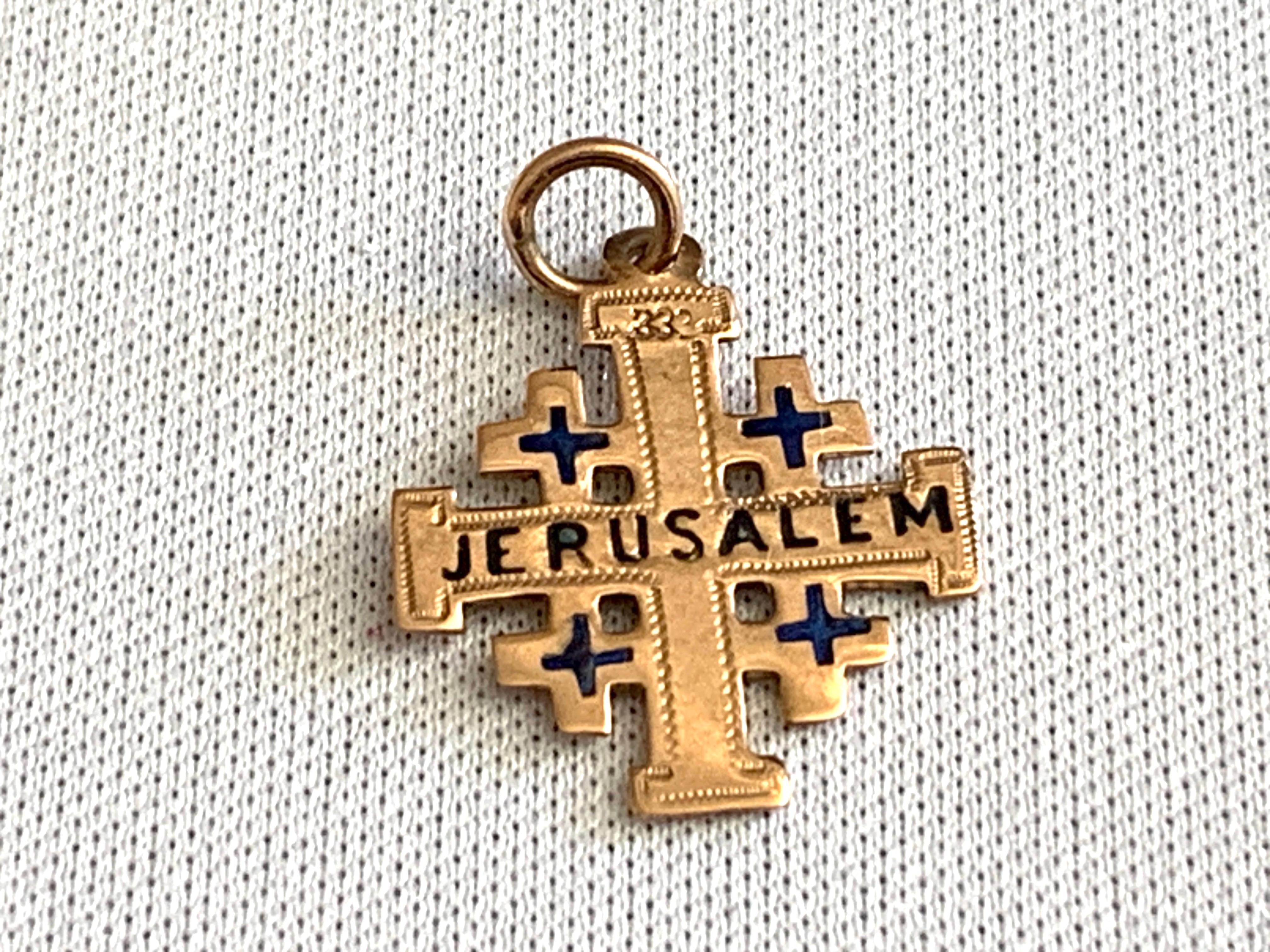 Bellissimo Raro Antico Artigianale
Charm a forma di Gerusalemme vintage in oro 8ct 333
con dettagli in smalto blu
Timbro 333
Con cauzione chiusa 
Un'aggiunta perfetta alla stratificazione
Peso 0,67 grammi