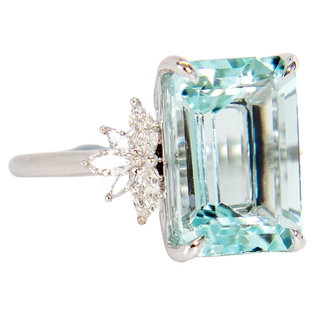 8 Karat Aquamarin- und Marquise-Diamantring im Angebot