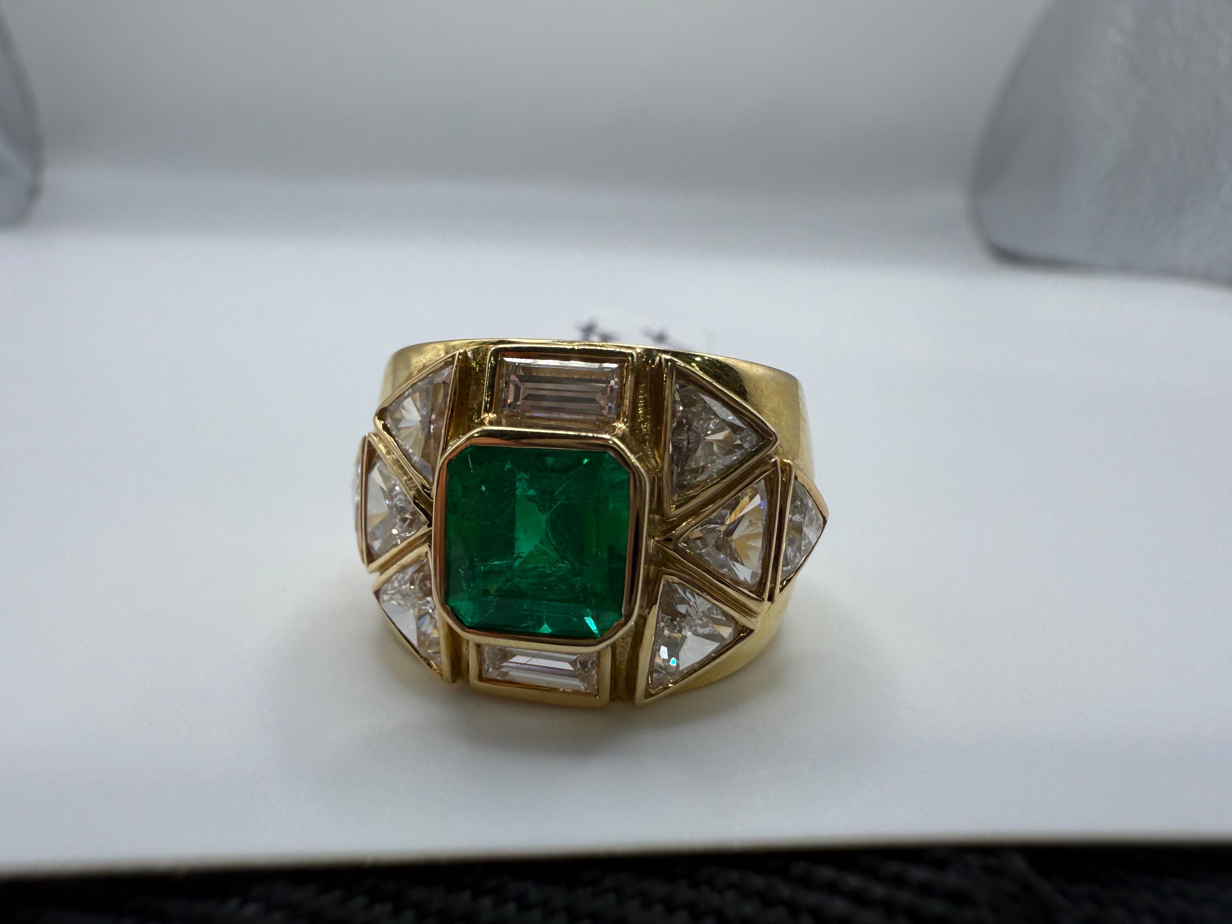 Bague de cocktail avec émeraude de 1,50 carats au centre et 8 carats de diamants sur le côté, les diamants sont de couleur VS-SI et de couleur F-G. La bague est en or 18KT. L'émeraude n'est pas traitée.

**Tous les articles quittent nos locaux avec
