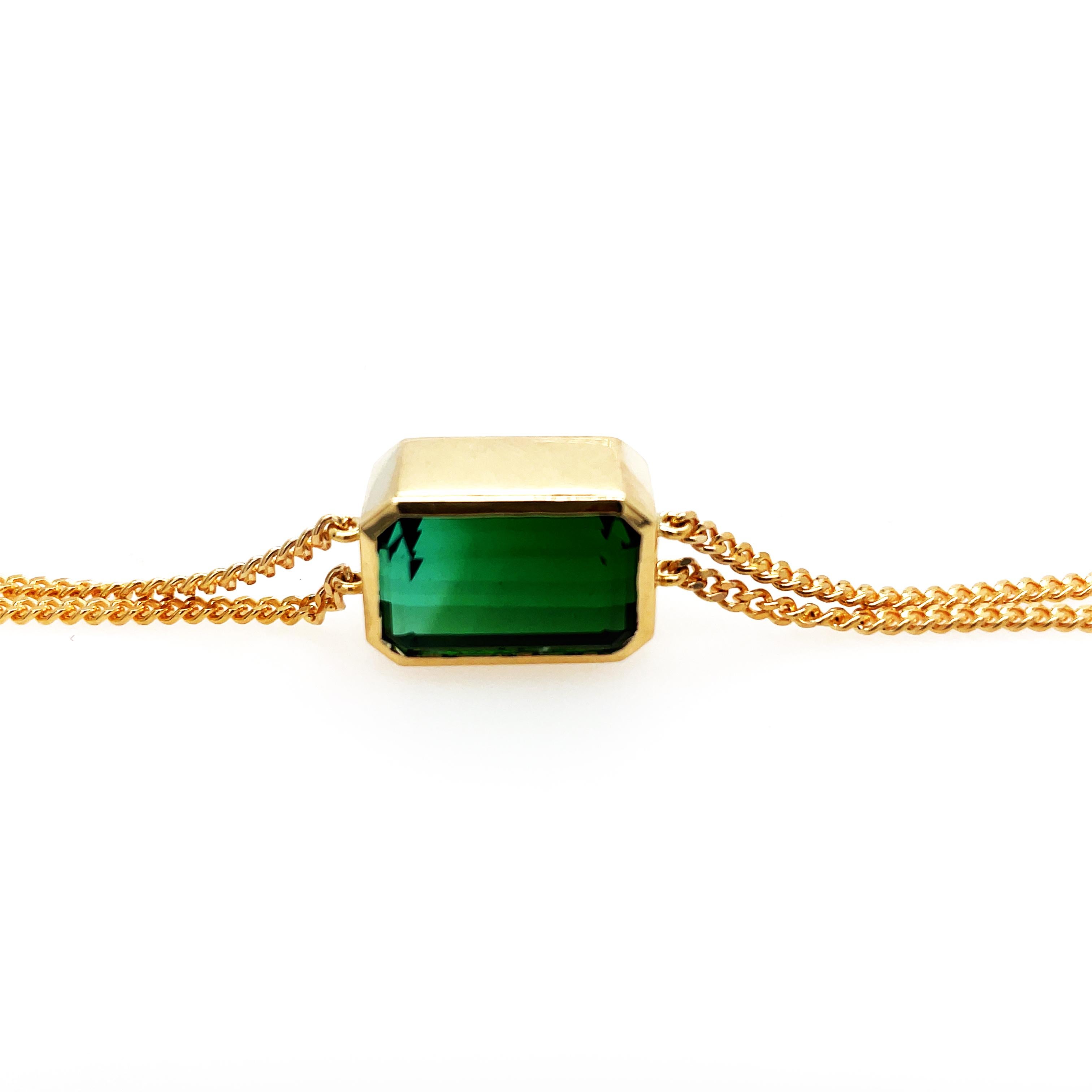 
Bracelet à double chaîne orné d'une tourmaline naturelle de 8ct de taille émeraude.

Bracelet de 18 cm (ou taille adaptée)
Taille émeraude 
Tourmaline naturelle sertie d'un chaton
Or 18k d'origine éthique
Disponible sur mesure en