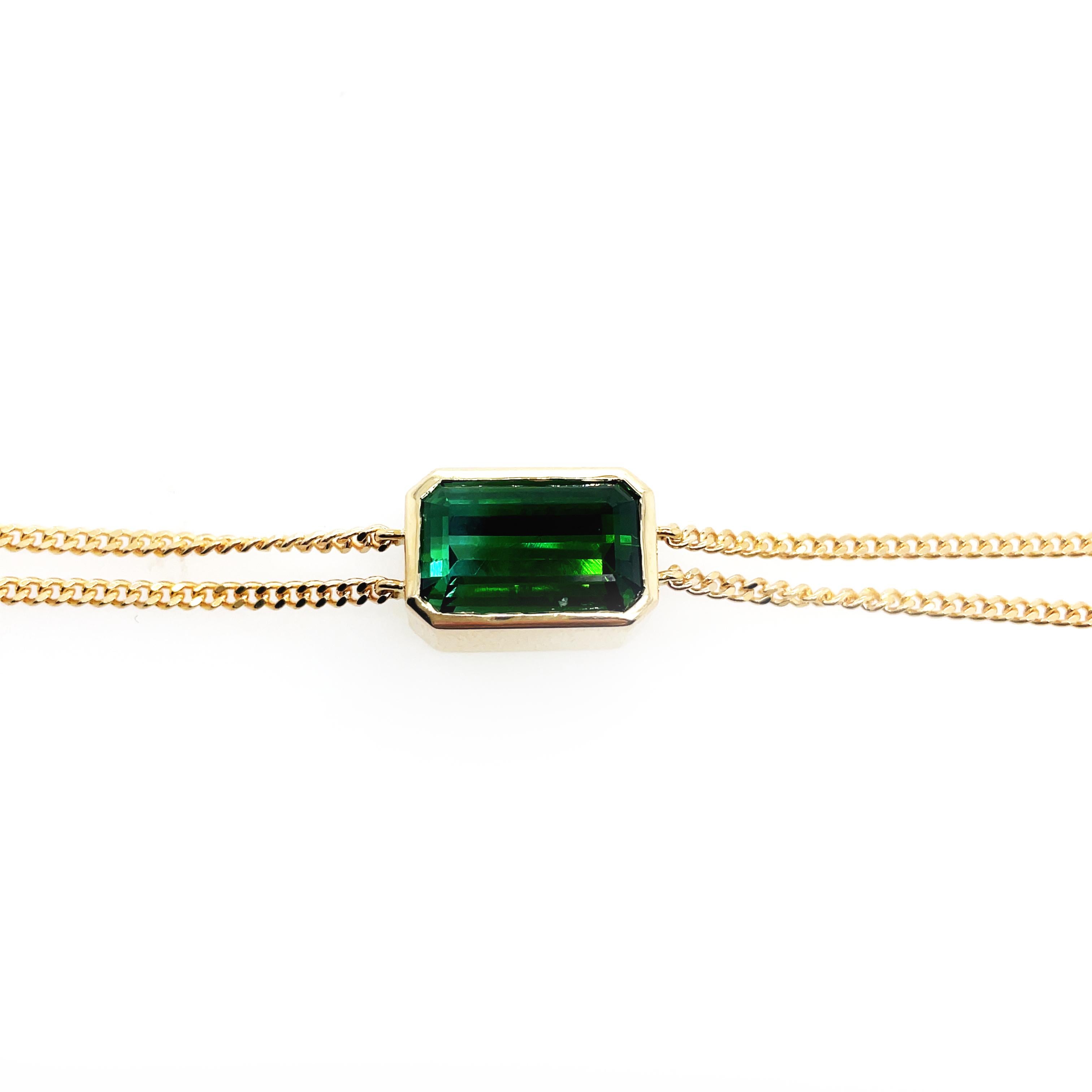 Artisan Bracelet à double chaîne en or jaune 18 carats avec tourmaline taille émeraude de 8 carats en vente