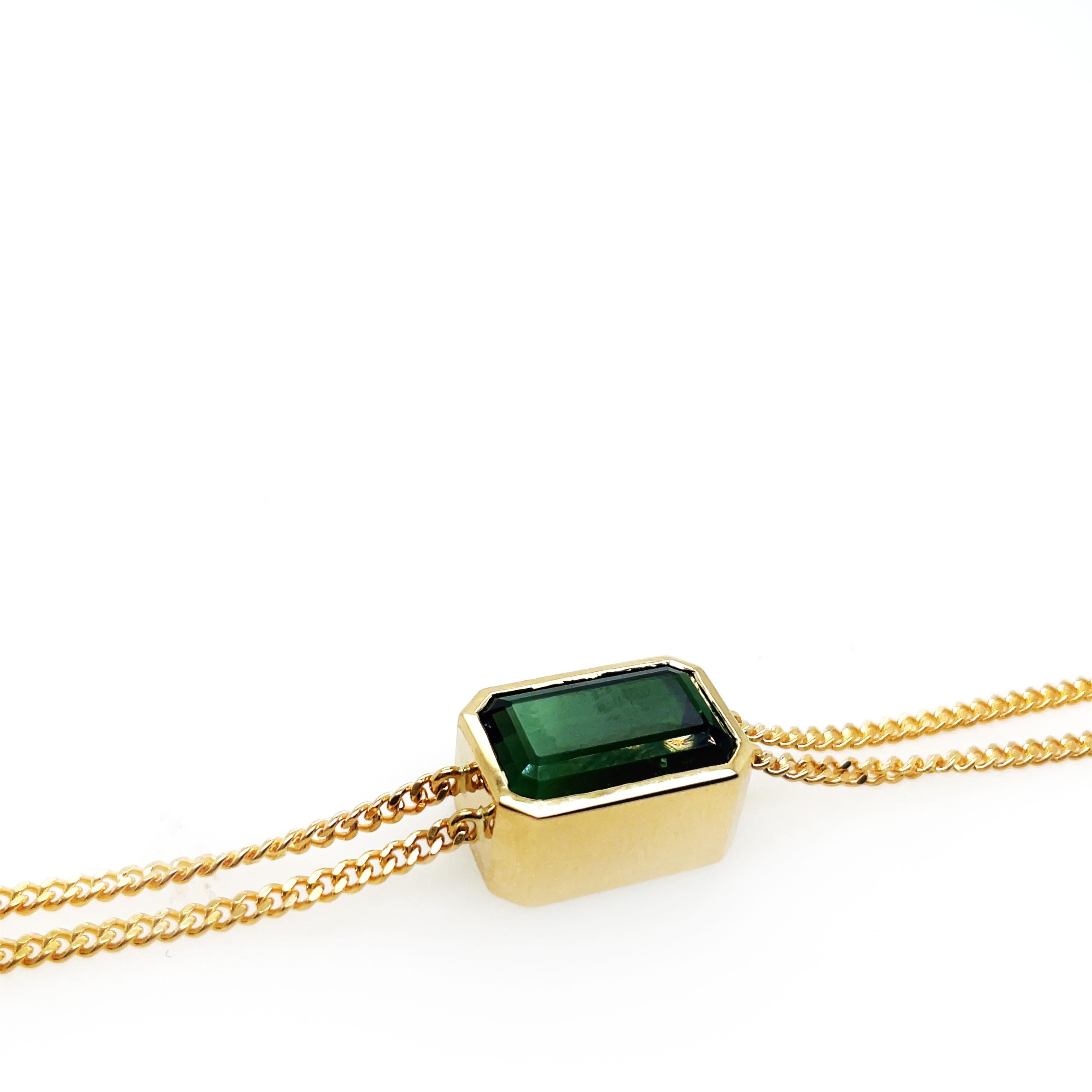 Taille émeraude Bracelet à double chaîne en or jaune 18 carats avec tourmaline taille émeraude de 8 carats en vente