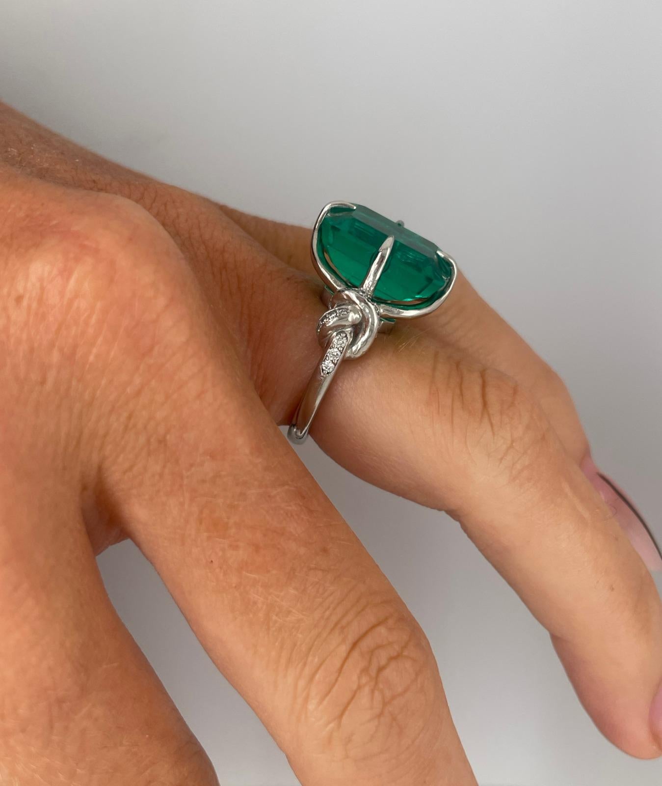 For Sale:  8ct Emerald Forget Me Knot Ring in Platinum and Diamonds Solitaire 4