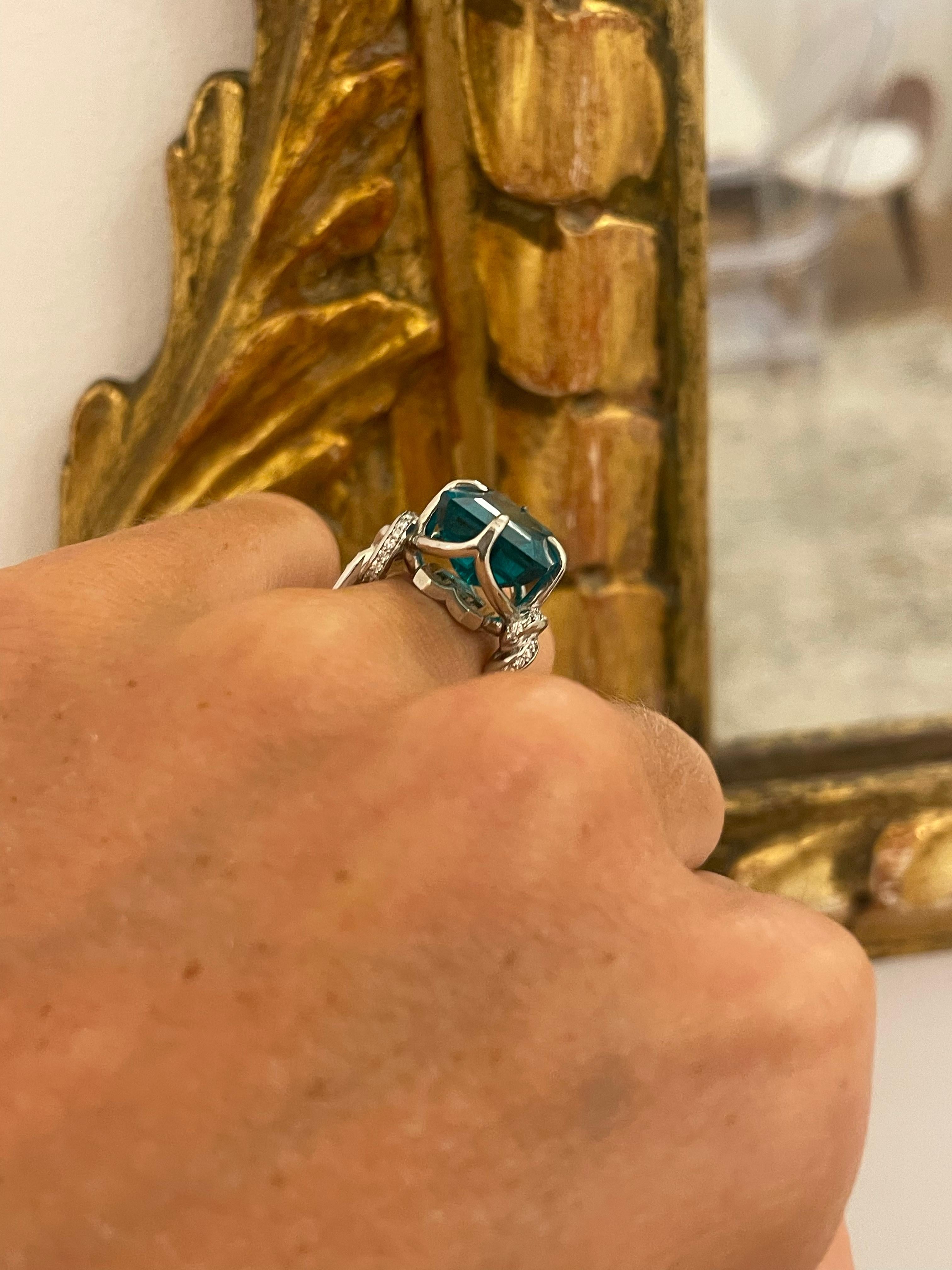For Sale:  8ct Emerald Forget Me Knot Ring in Platinum and Diamonds Solitaire 3