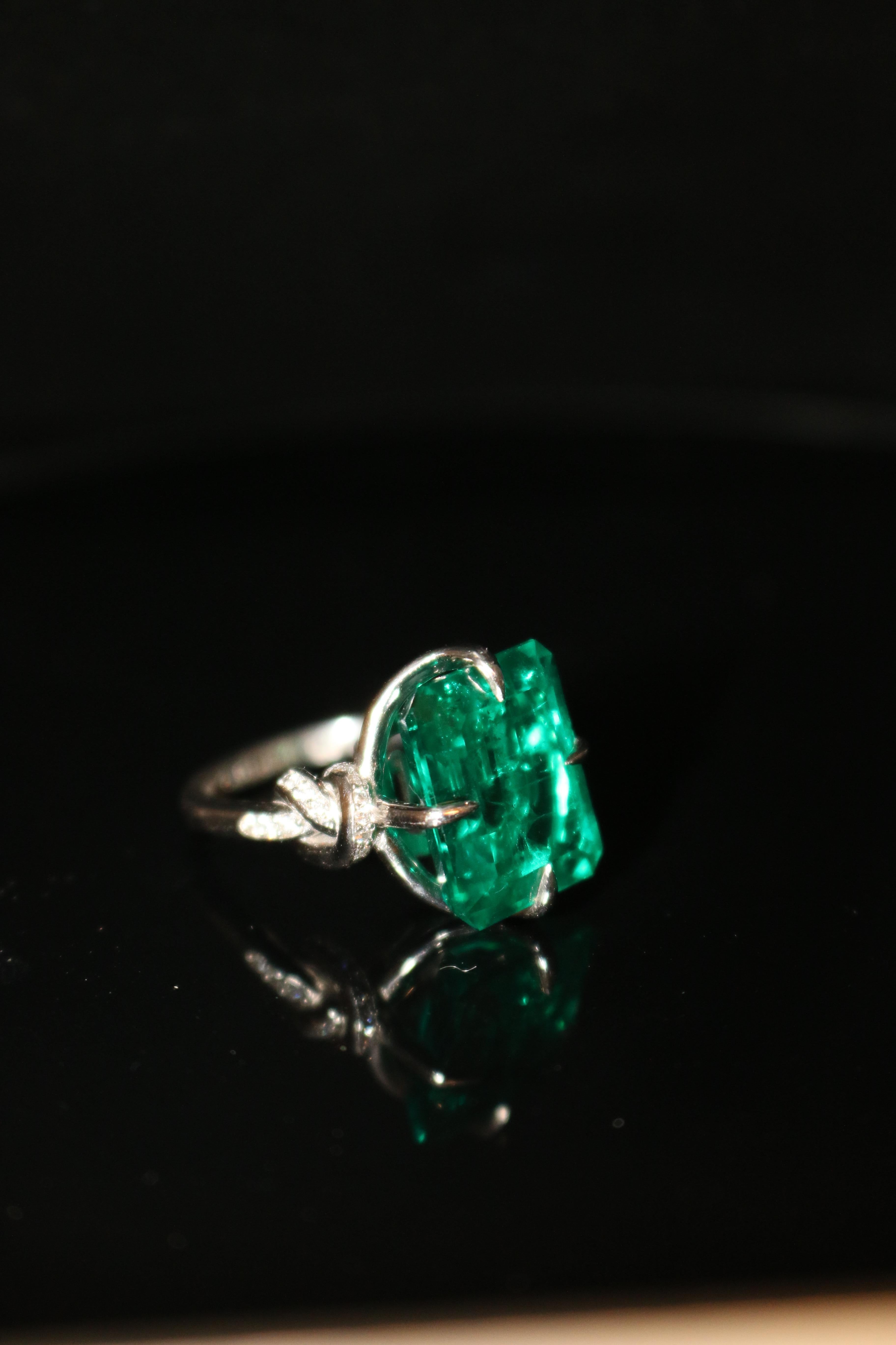 For Sale:  8ct Emerald Forget Me Knot Ring in Platinum and Diamonds Solitaire 5