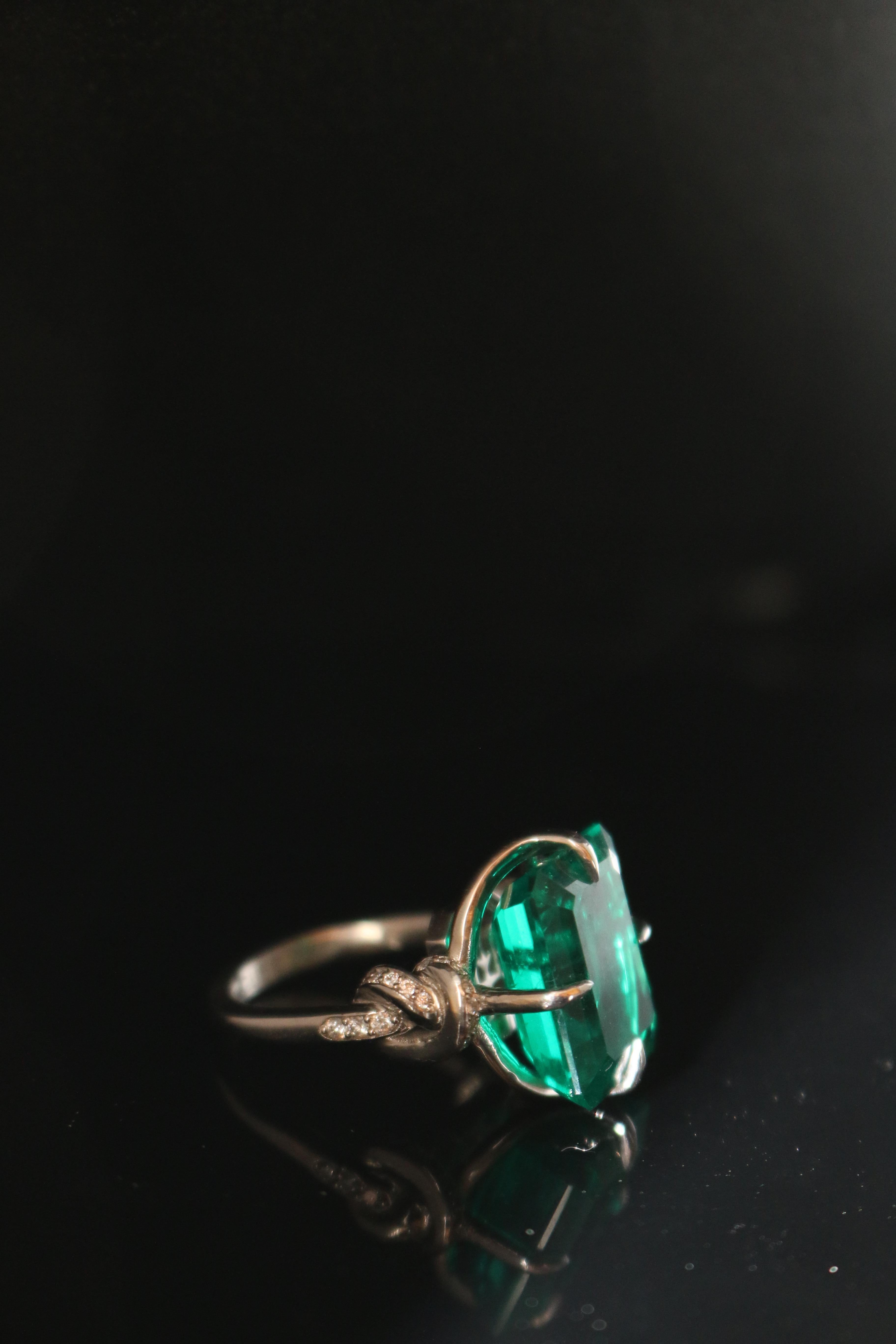 For Sale:  8ct Emerald Forget Me Knot Ring in Platinum and Diamonds Solitaire 6