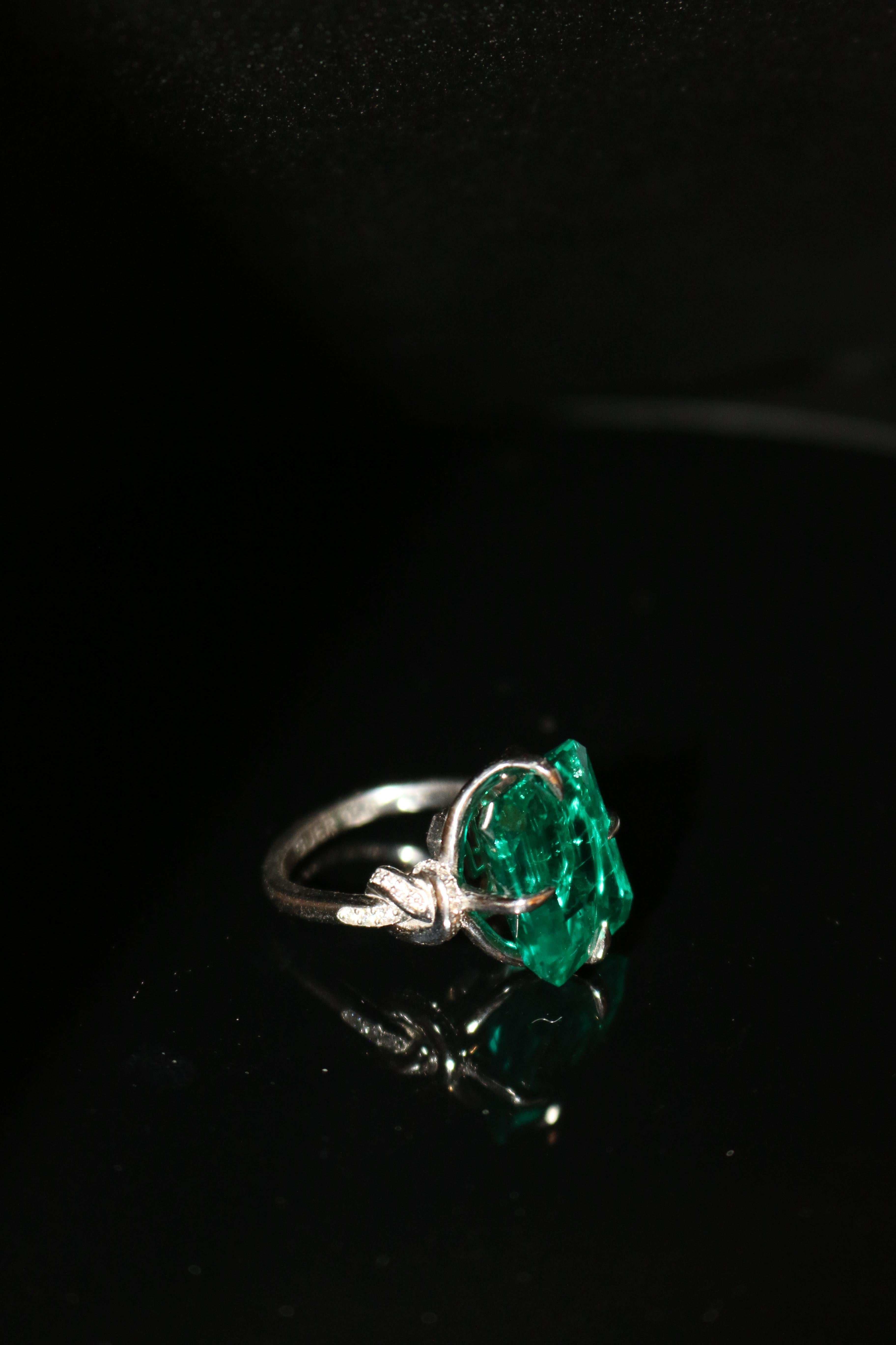 For Sale:  8ct Emerald Forget Me Knot Ring in Platinum and Diamonds Solitaire 7