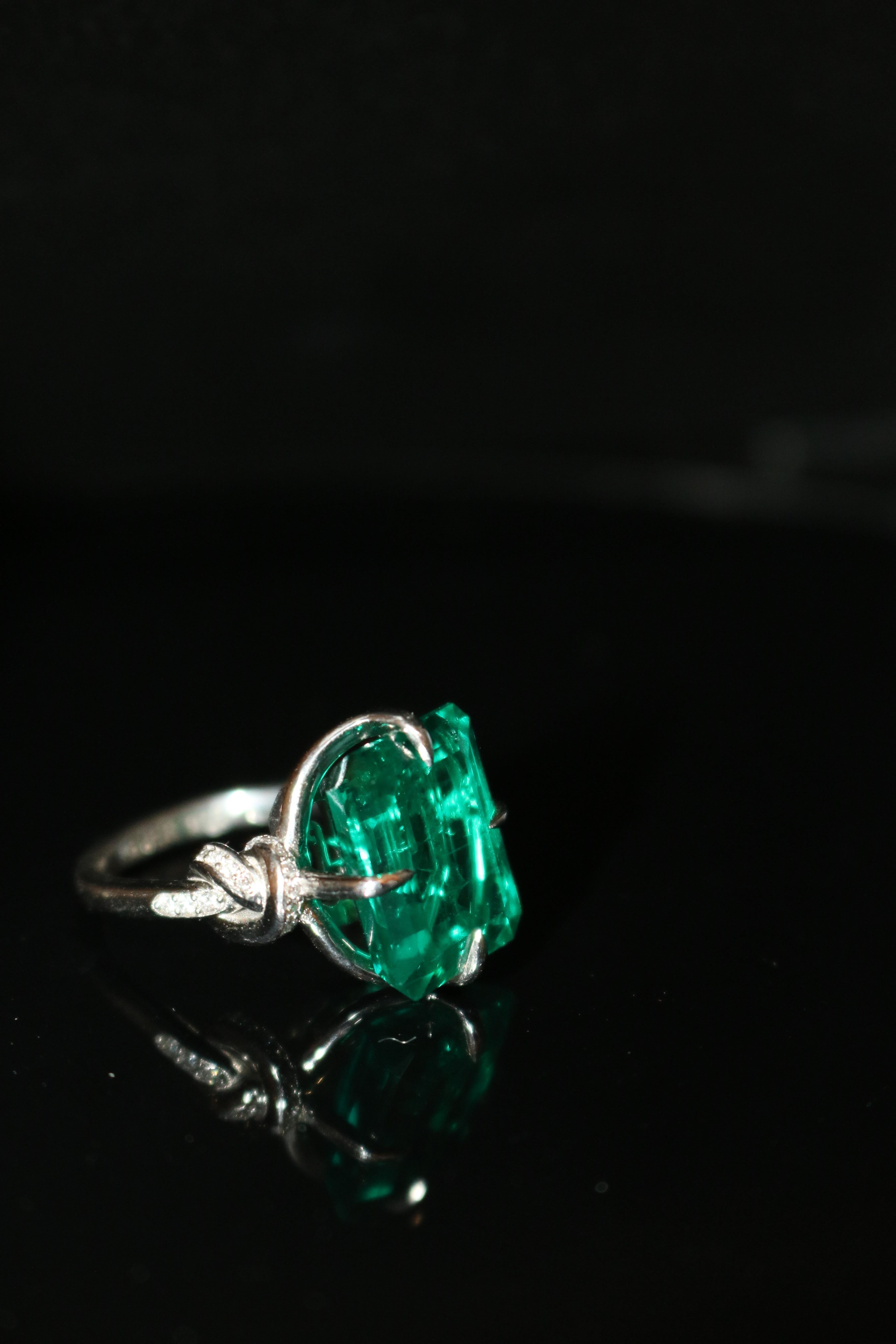 For Sale:  8ct Emerald Forget Me Knot Ring in Platinum and Diamonds Solitaire 9