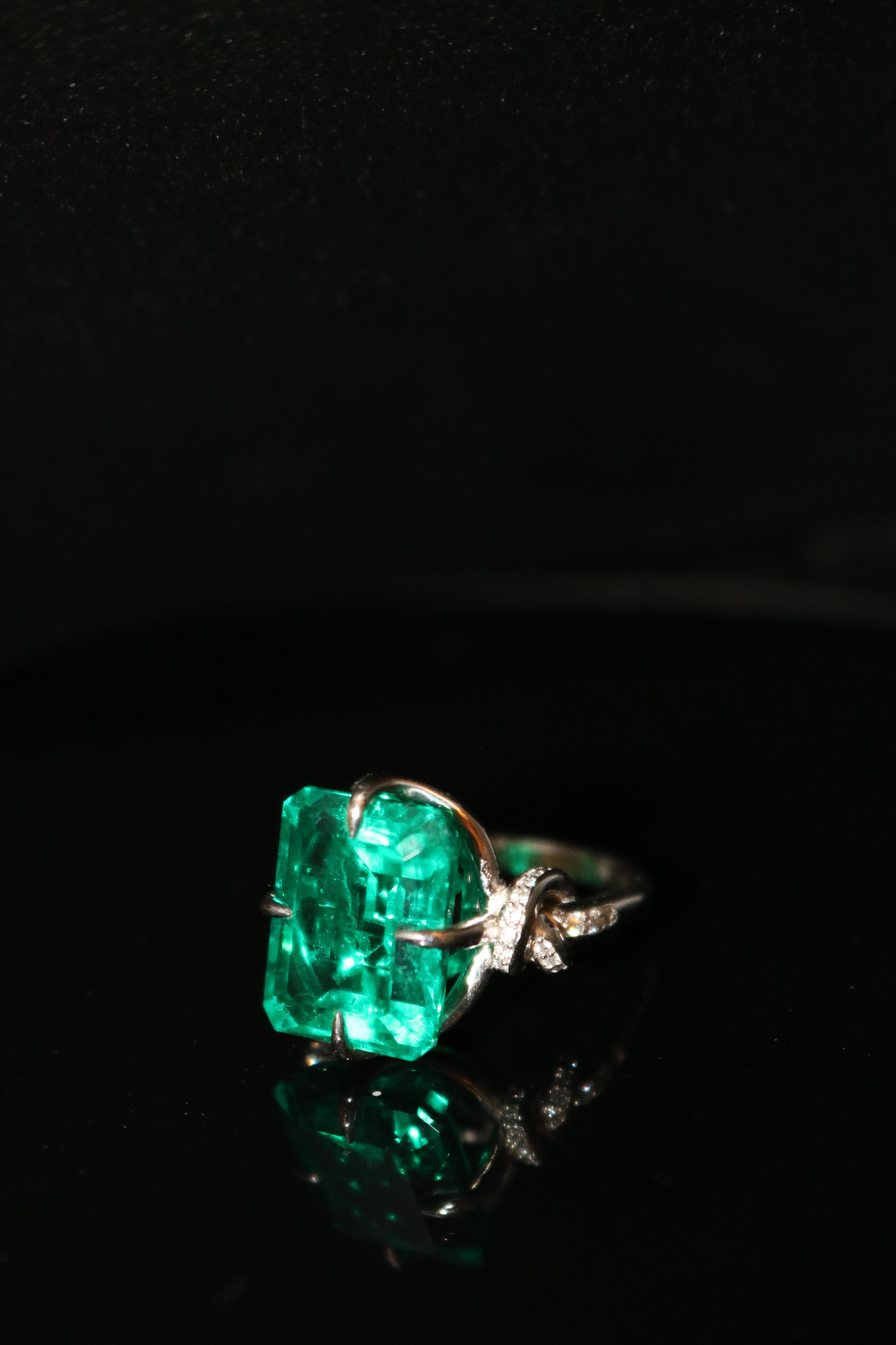 For Sale:  8ct Emerald Forget Me Knot Ring in Platinum and Diamonds Solitaire 10