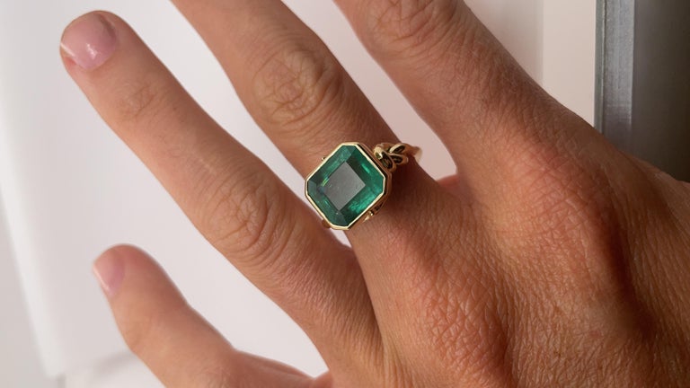 8ct Emerald Ring in 18ct Yellow Gold For Sale 1