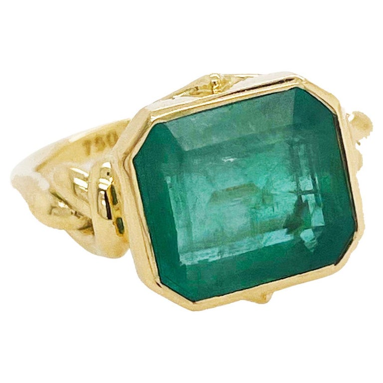 8ct Emerald Ring in 18ct Yellow Gold For Sale