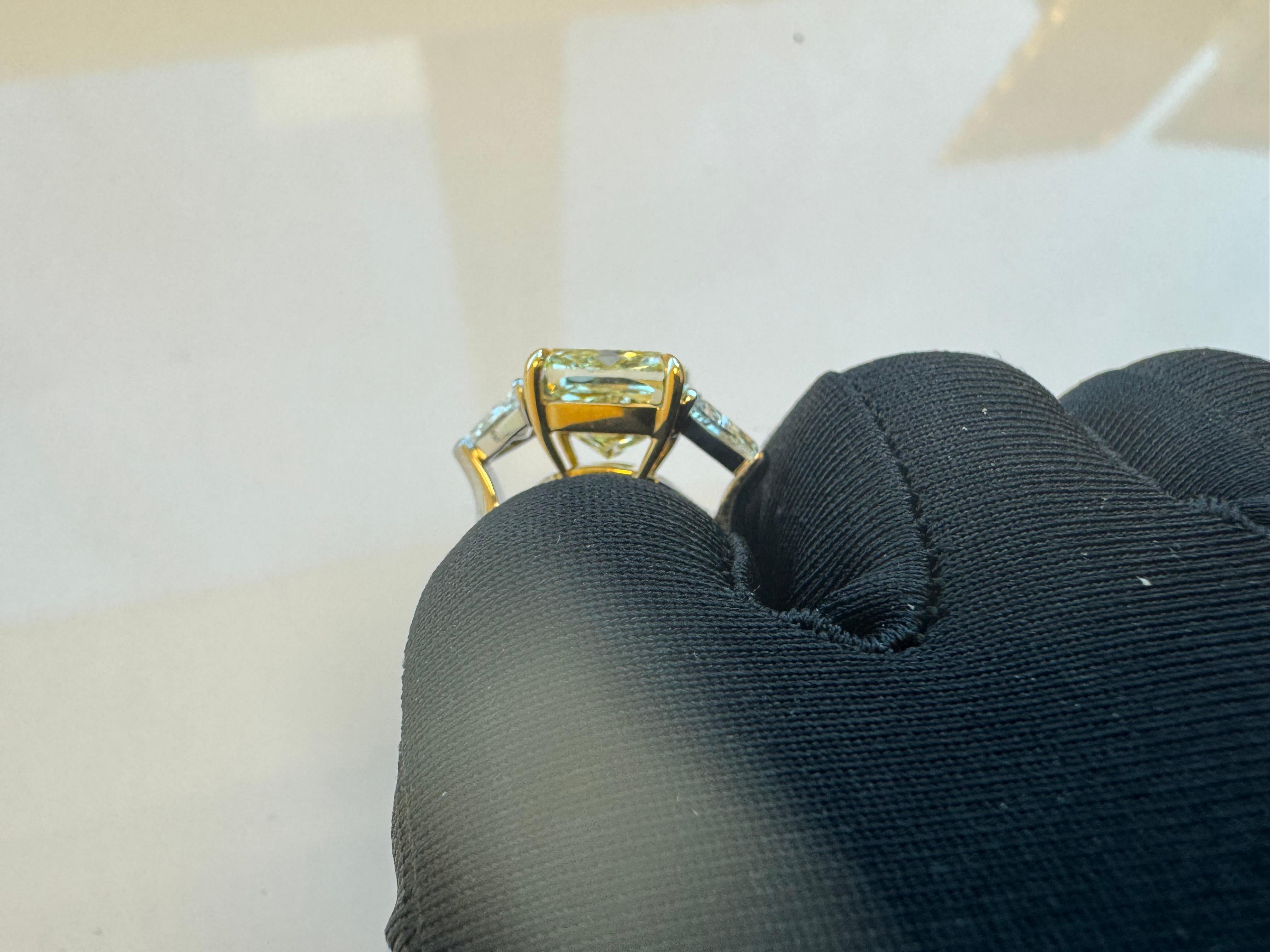 Taille radiant Bague à trois pierres avec centre jaune fantaisie de 8ct en vente