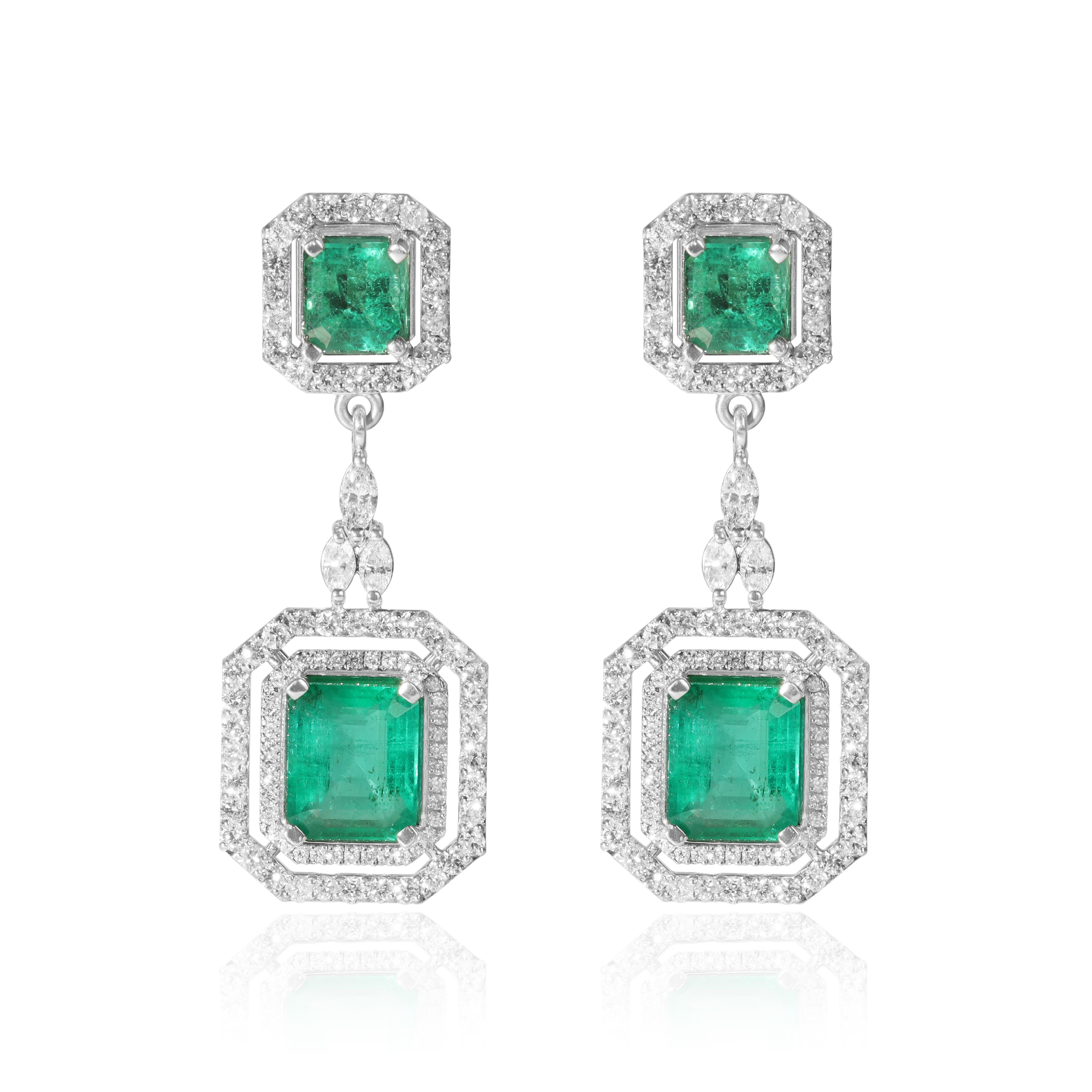 Donna Orecchini pendenti con diamante smeraldo naturale da 8 TCW, diamante aureolato in oro 18 carati in vendita