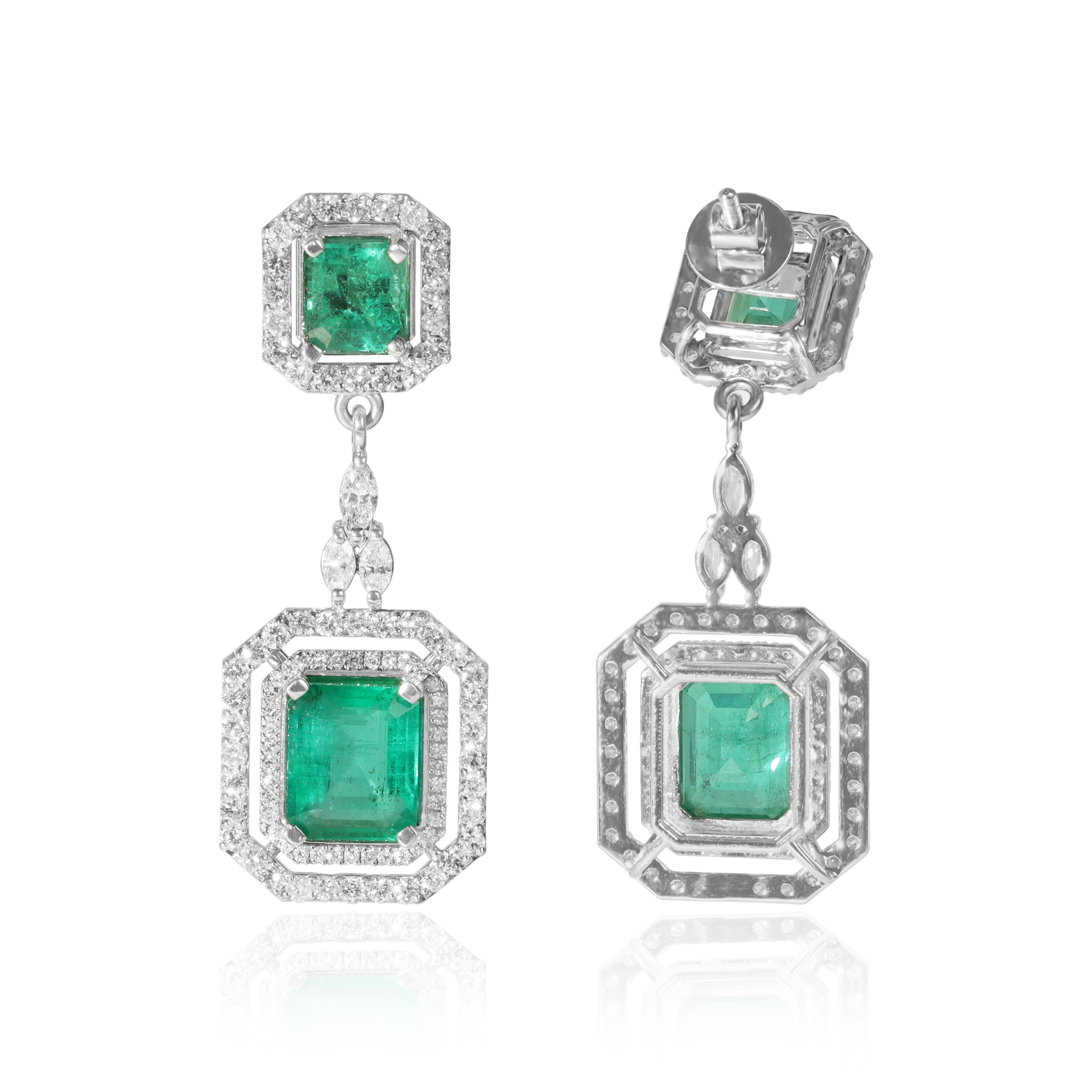 Orecchini pendenti con diamante smeraldo naturale da 8 TCW, diamante aureolato in oro 18 carati in vendita 2