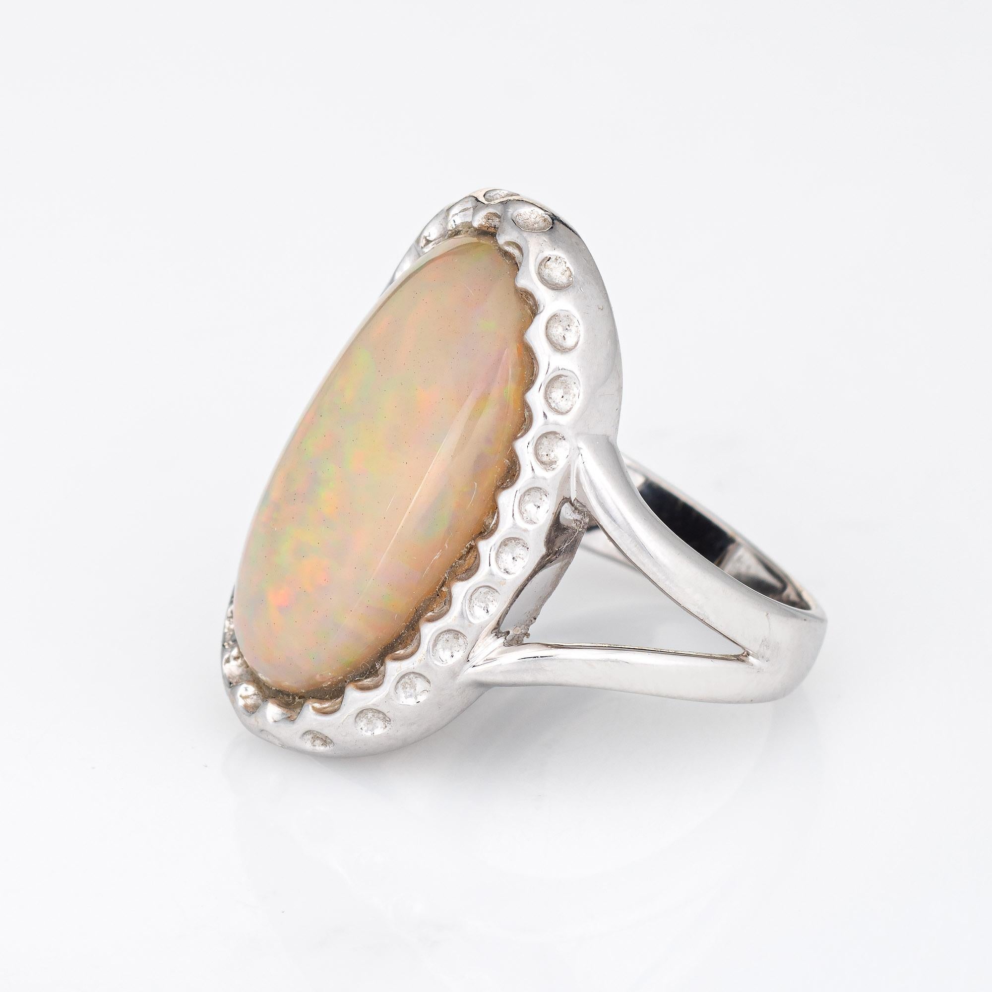 Taille cabochon Bague de succession en or blanc 14 carats avec opale naturelle de 8 carats, grand bijou de cocktail ovale 6,5 en vente