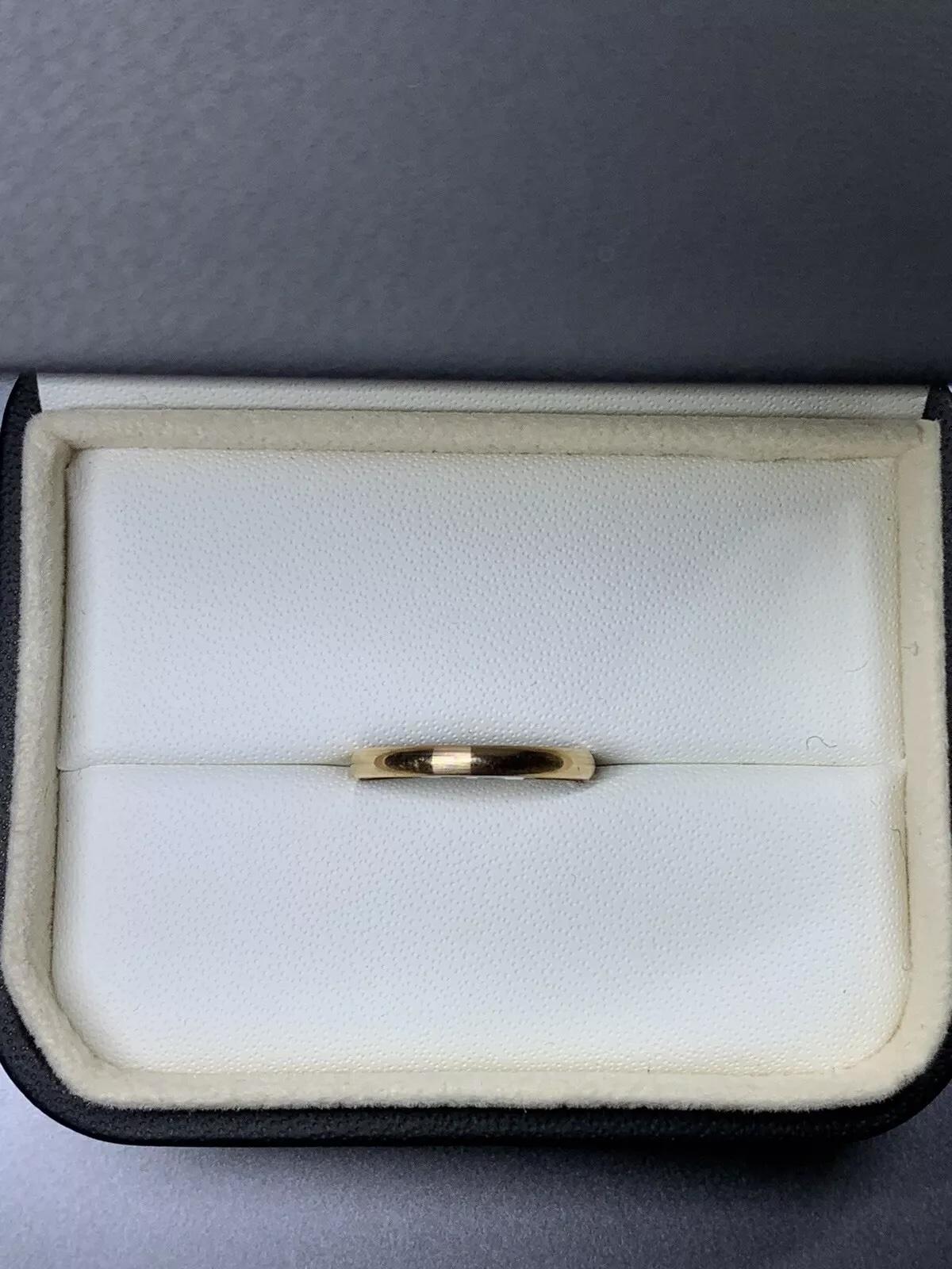 18ct Pink rose gold plain wedding band unisex.

Wedding band unisex plain soft polish finish

Hallmarked

The ring can be resized

Box and valuation included