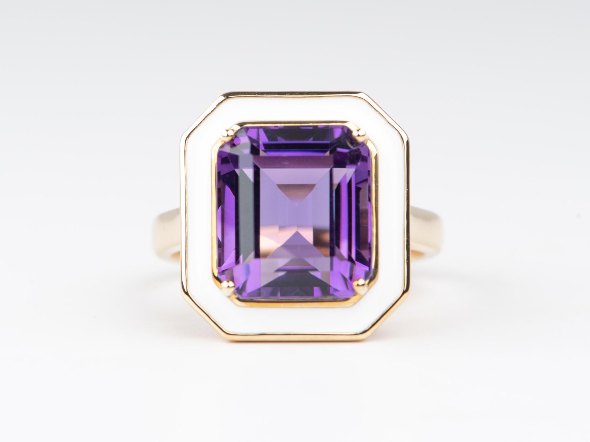 ♥ Anello di dichiarazione con ametista reale e smalto bianco a forma di aureola 8ct in oro 9K R6670

♥ Si tratta di un anello che presenta una grande ametista viola scuro circondata da un'aureola di smalto bianco per un bellissimo contrasto di