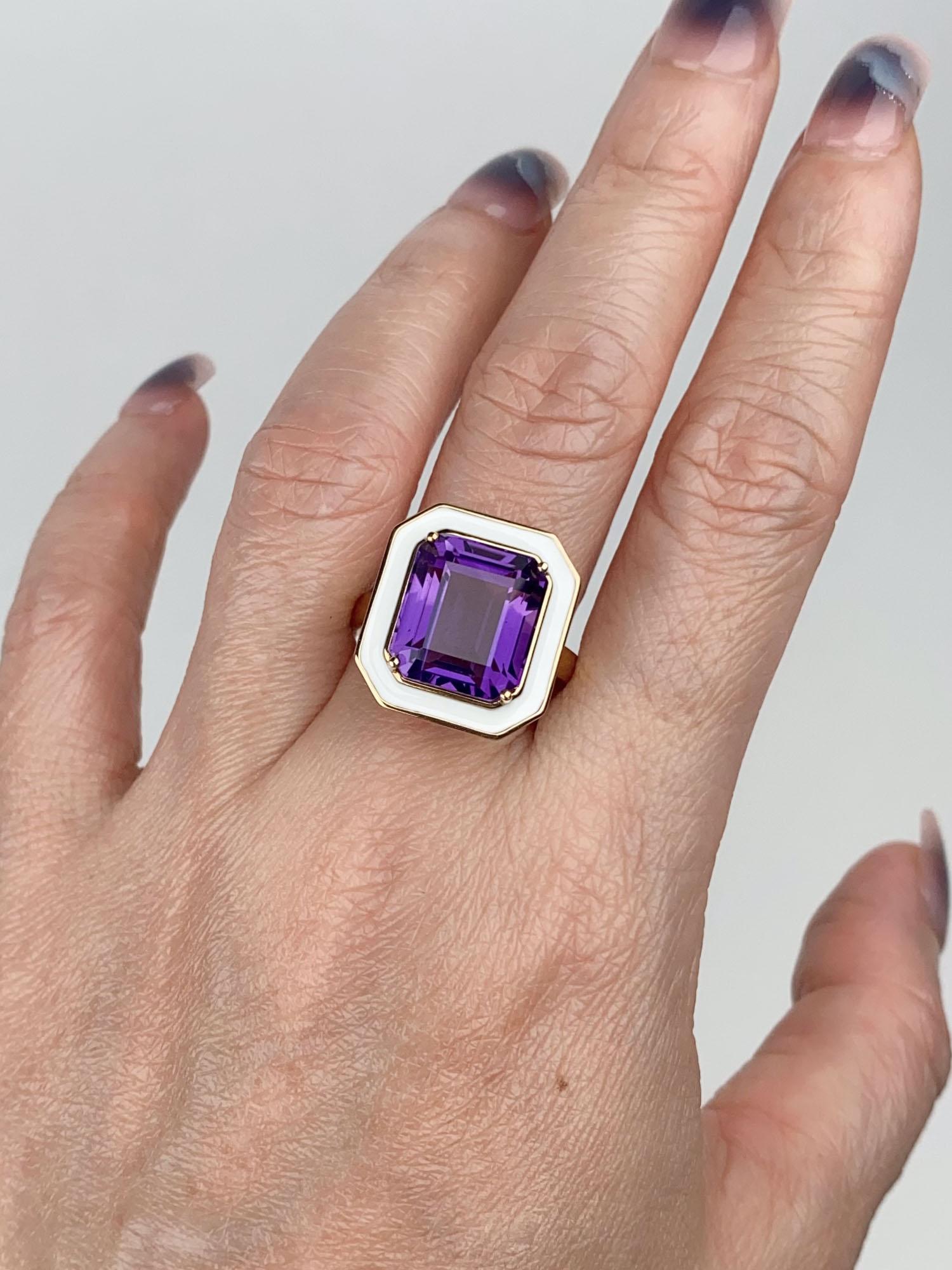 Anello con ametista reale da 8 carati e alone di smalto bianco in oro 9 carati R6670 in vendita 1