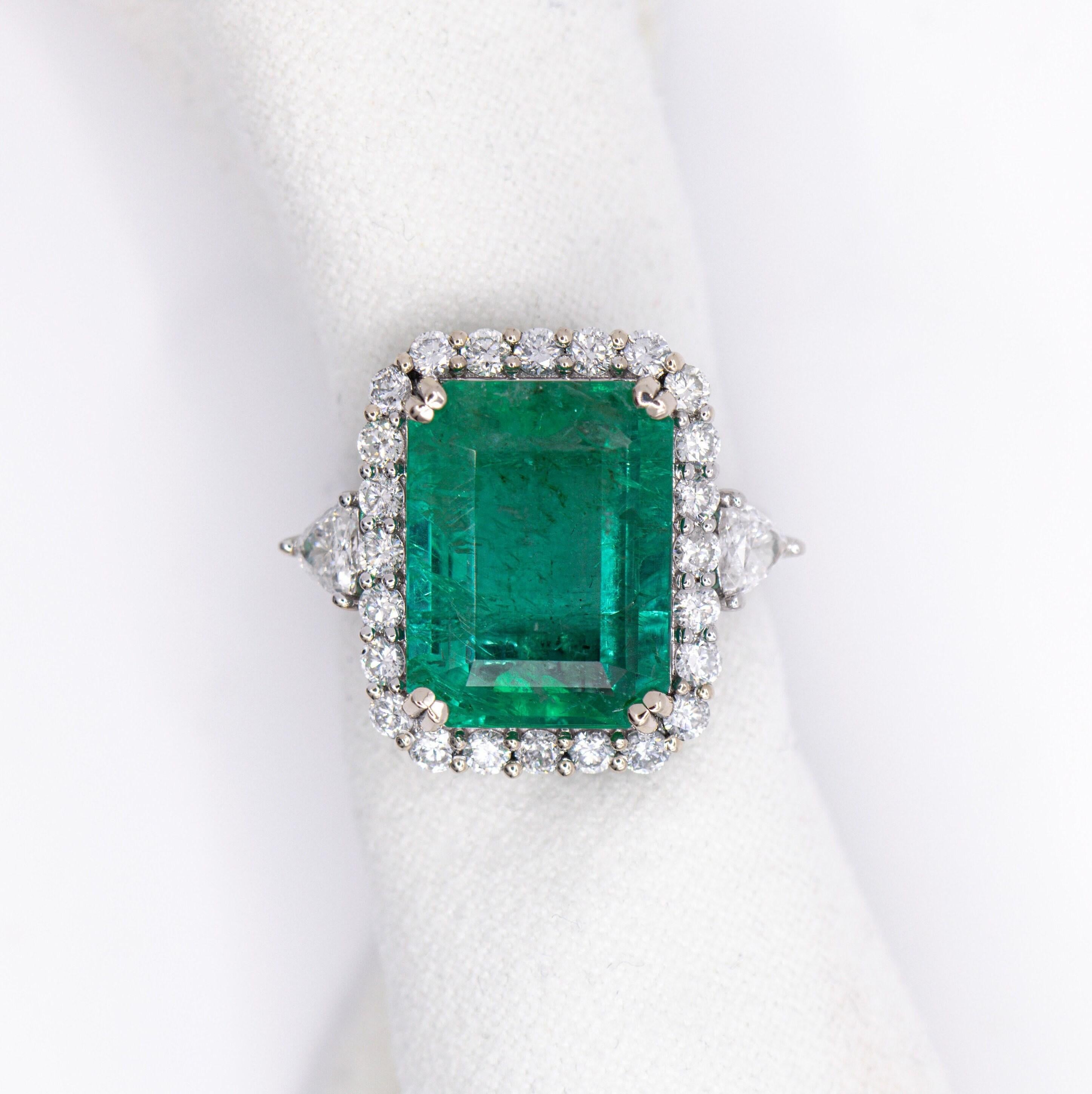 Eleganter und klassischer Goldring mit einem schillernden Smaragd in der Mitte, der durch einen Halo aus einem natürlichen, in der Erde geförderten Diamanten akzentuiert wird. Perfekt für alle Anlässe wie Hochzeiten, Jahrestage, Versprechensringe,