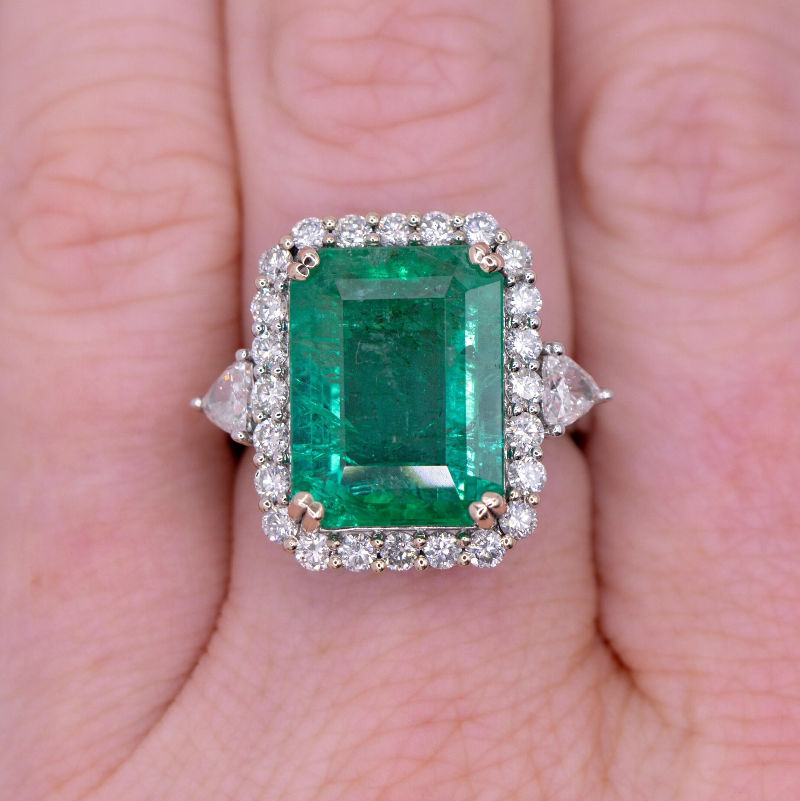 Modern 8ct Stunning Emerald Ring w Earth Mined Diamond in Solid 14K Gold EM 15x12mm For Sale