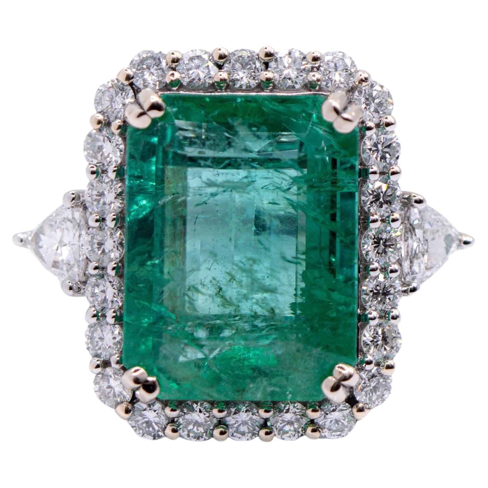 8 Karat atemberaubender Smaragdring mit Stein gemeißeltem Diamant in massivem 14K Gold EM 15x12mm im Angebot