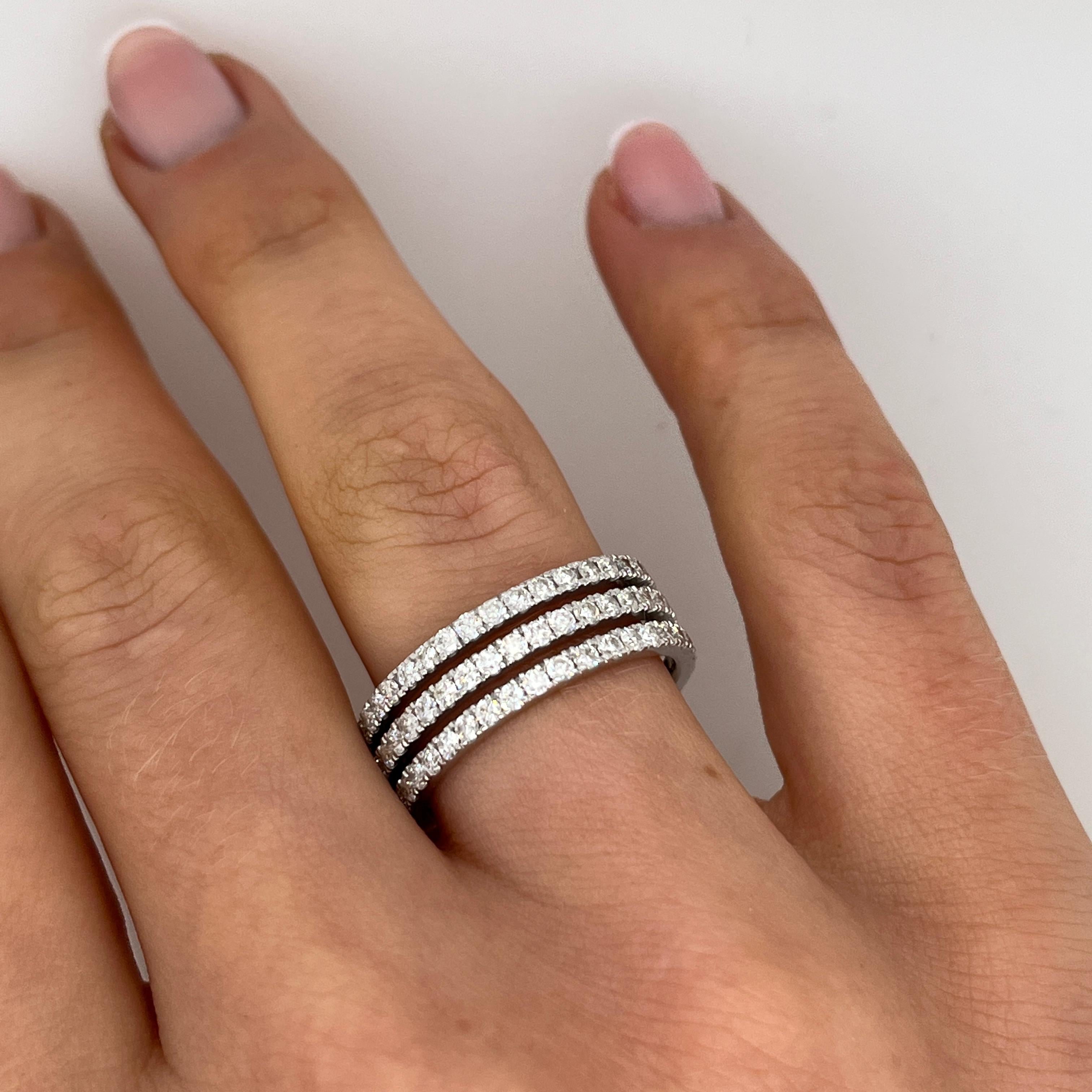 Cette bague en or blanc 18 ct, à la fois saisissante et contemporaine, présente trois anneaux entrelacés, sertis d'un total de 1,20 ct de diamants ronds naturels de taille brillant. 
Le design multi-bandes crée un look superposé, 
offrant un maximum