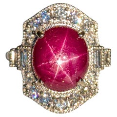 Anello con rubino a stella 8cts e accenti di diamanti Nature: Oro massiccio 14K, ovale 12x10mm Anello con rubino a stella 8cts e accenti di diamanti Nature: Oro massiccio 14K, ovale 12x10mm