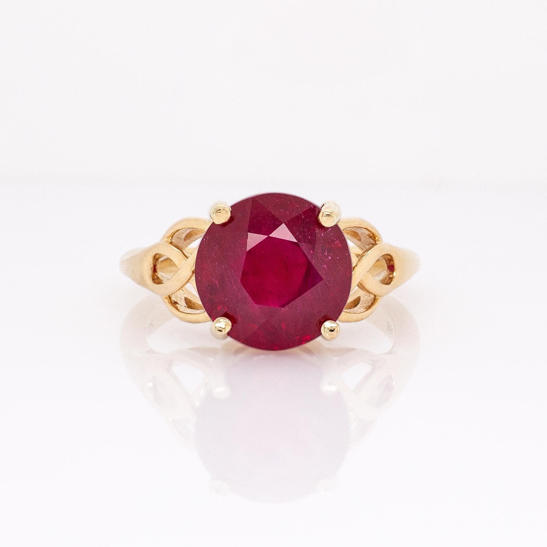 Contemporary 8cts Statement Madagascar Ruby Ring: Solid 14k Yellow Gold, Round 11mm For Sale