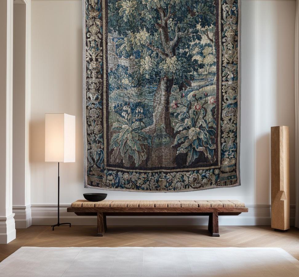 Cette incroyable tapisserie en laine d'Aubusson tissée à la main au XVIIIe siècle est un véritable objet d'art et d'histoire.  Il s'agit d'une grande pièce mesurant un peu plus de 2,5 mètres de haut et plus de 2,5 mètres de large.

La magnifique