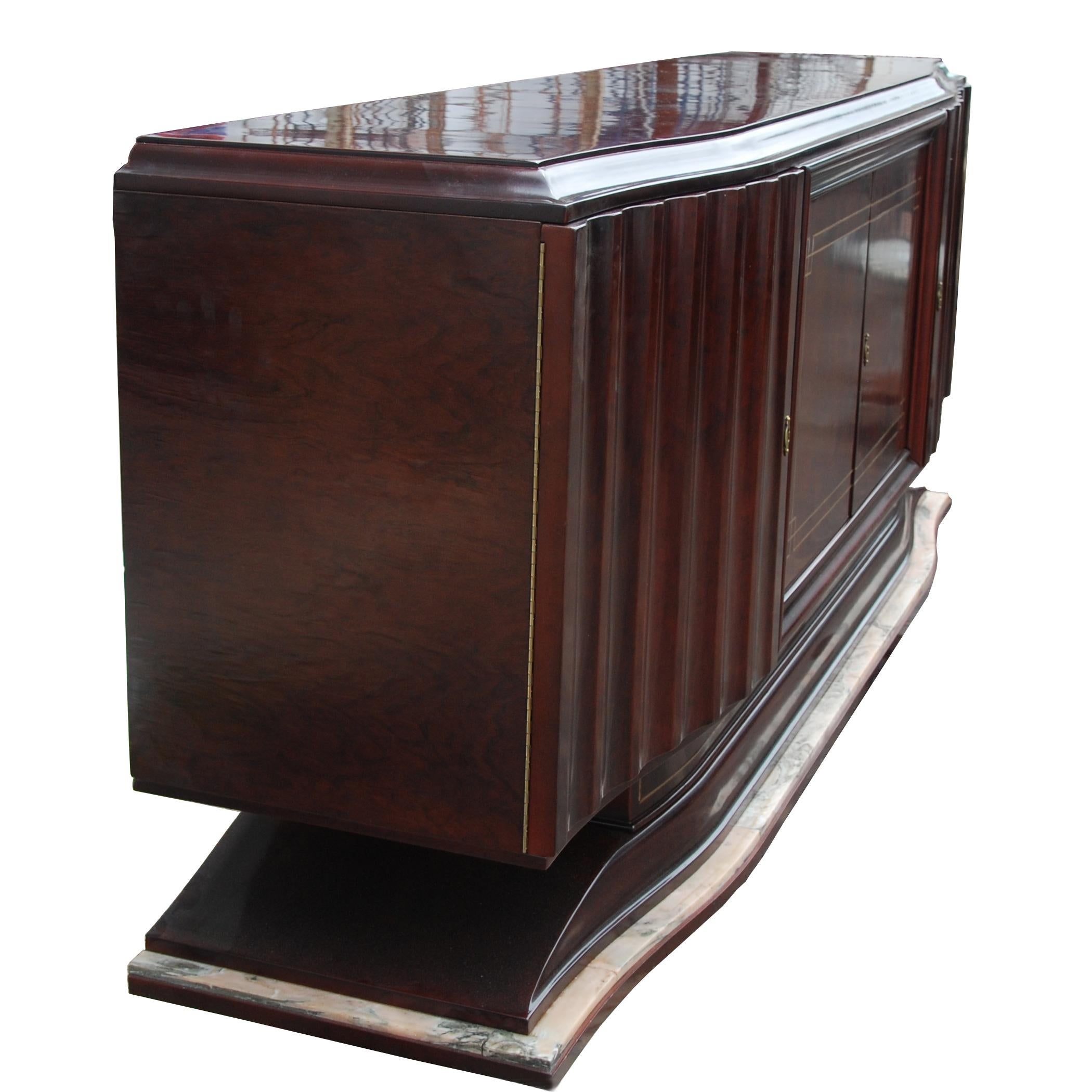 Una credenza deco in legni esotici misti con finiture in marmo alla base.
Ampio spazio per lo stoccaggio, con scaffali centrali e 6 cassetti a sinistra e a destra nascosti da ante.

Misure: 95,5