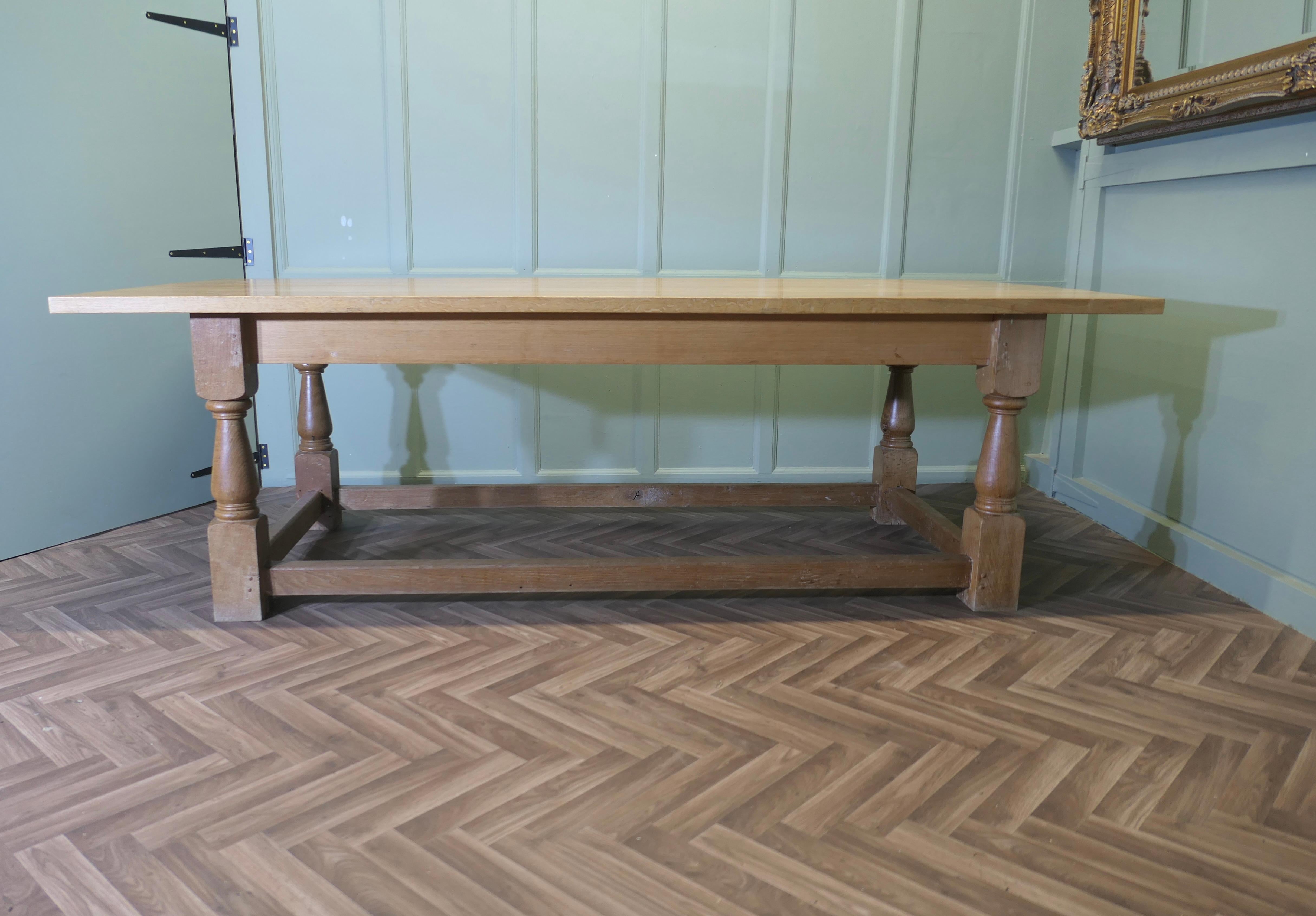 Mesa de comedor de roble dorado y fresno de 2 metros de largo 

Esta es una mesa maravillosa, la base de la mesa tiene grandes patas bulbosas, tiene una tapa de tablones con camillas todo el camino alrededor, una buena mesa sólida con una pátina