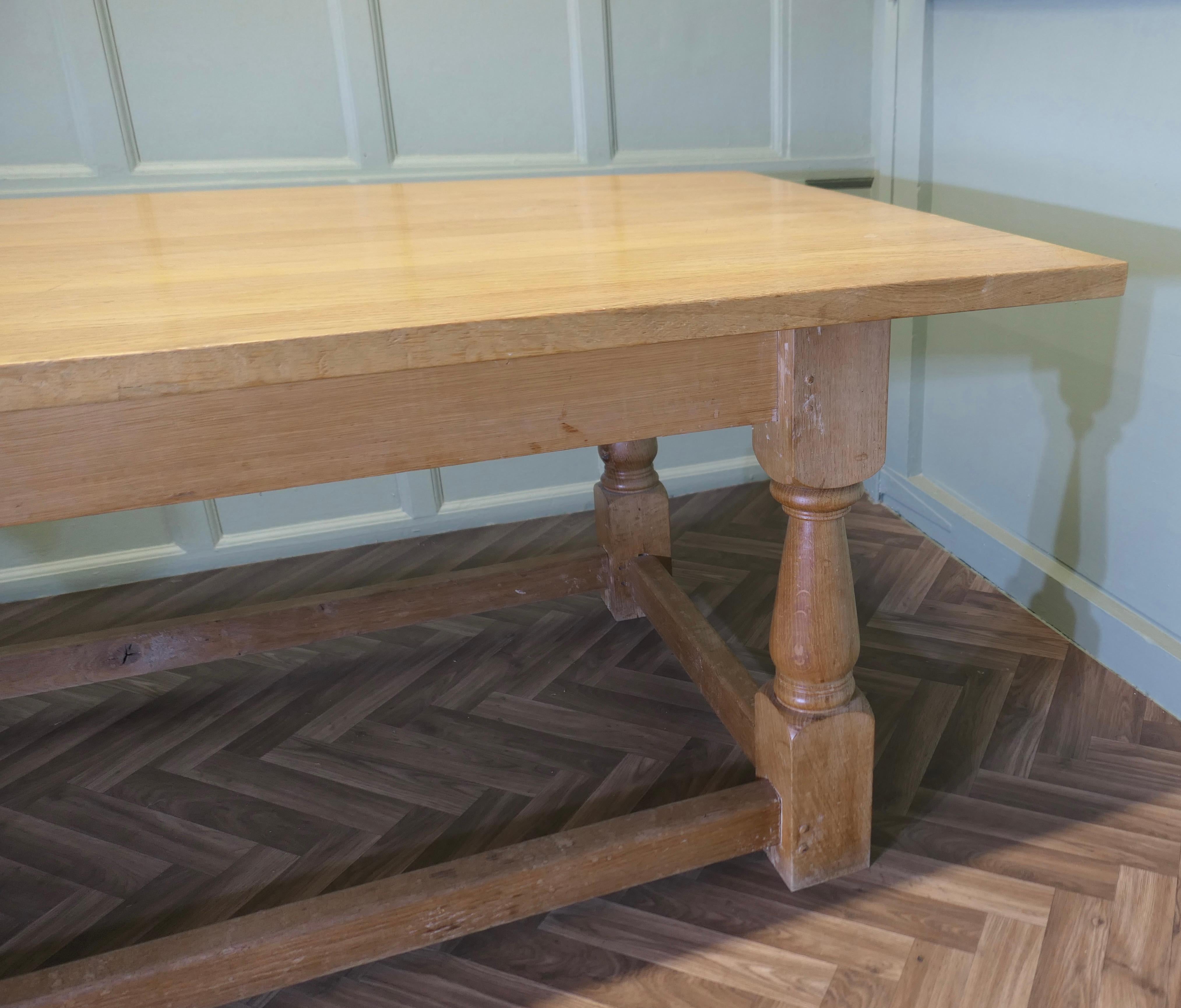 Mesa de comedor de roble dorado y fresno de 2 metros de largo en Bueno estado para la venta en Godshill, Isle of Wight