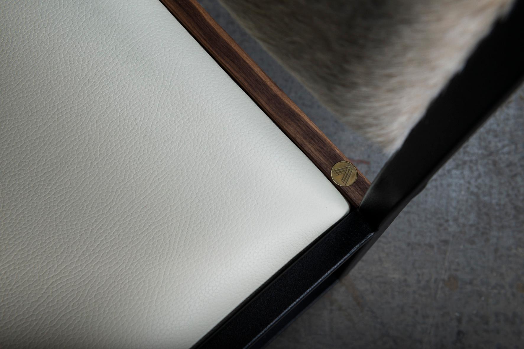 Ébénisé Table Richmond de 8 pieds et 8 chaises Shaker en noyer, cuir et peau de vache en vente