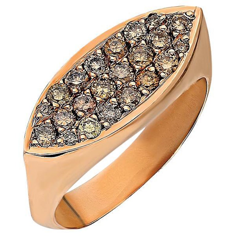 Anillo marquesa de oro de 8k con diamantes talla brillante pavé
