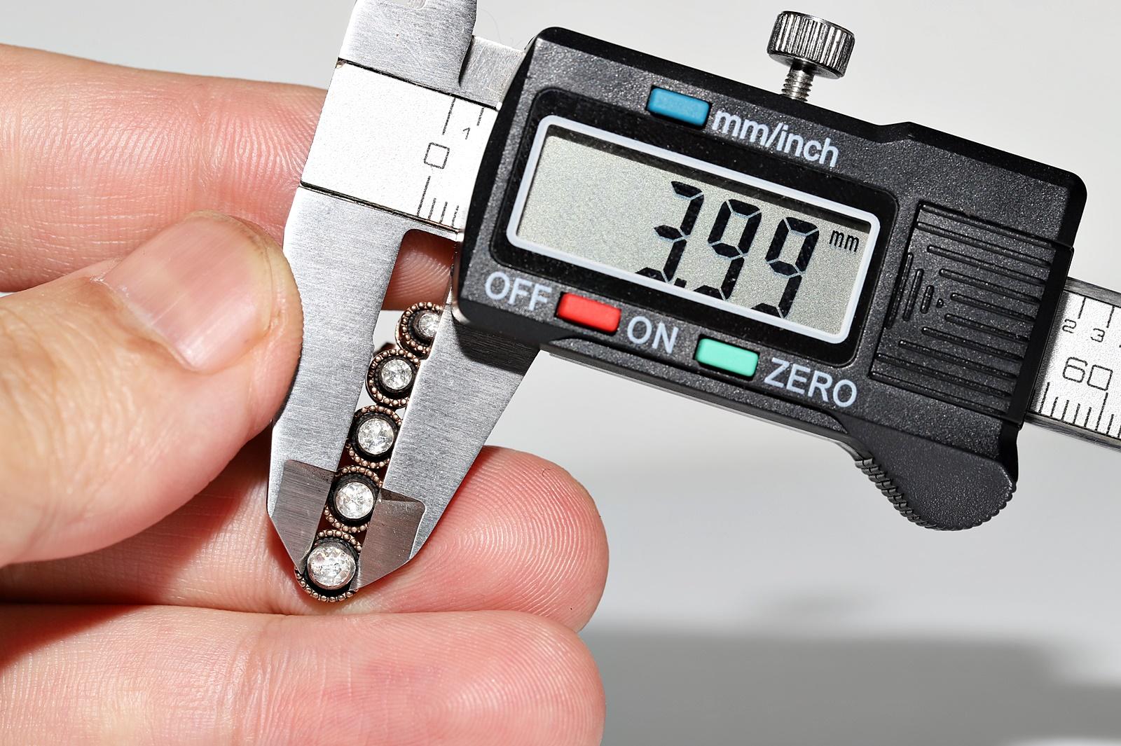 Boucle d'oreille pendante en or 8k ornée de diamants naturels taillés en rose en vente 4