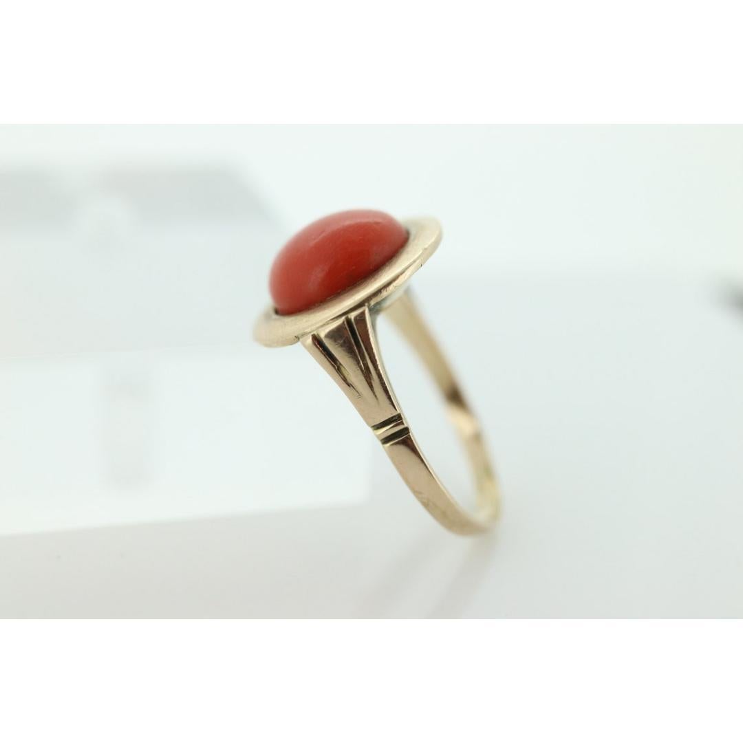Vintage By aus den 1960er Jahren
Größe: 8 US
MATERIALIEN: Gold
Edelstein: Koralle

Bandfarbe: Gold

Erstaunlicher Statement-Ring. 8k Gelbgold mit einem Deep Orange CORAL Cabochon Edelstein gesetzt. Die Koralle ist ein runder Cabochon
Zustand: Weist