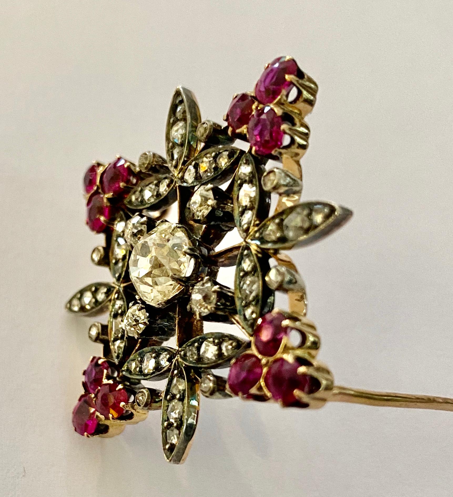 18 Karat & Silver Brooch Set with 1 Diamond 1.76 Ct+12 Ruby 3.76 Ct + 48 Diamond In Good Condition For Sale In Heerlen, NL