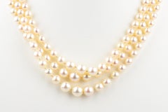 8K white gold necklace designed with pearls and diamond
