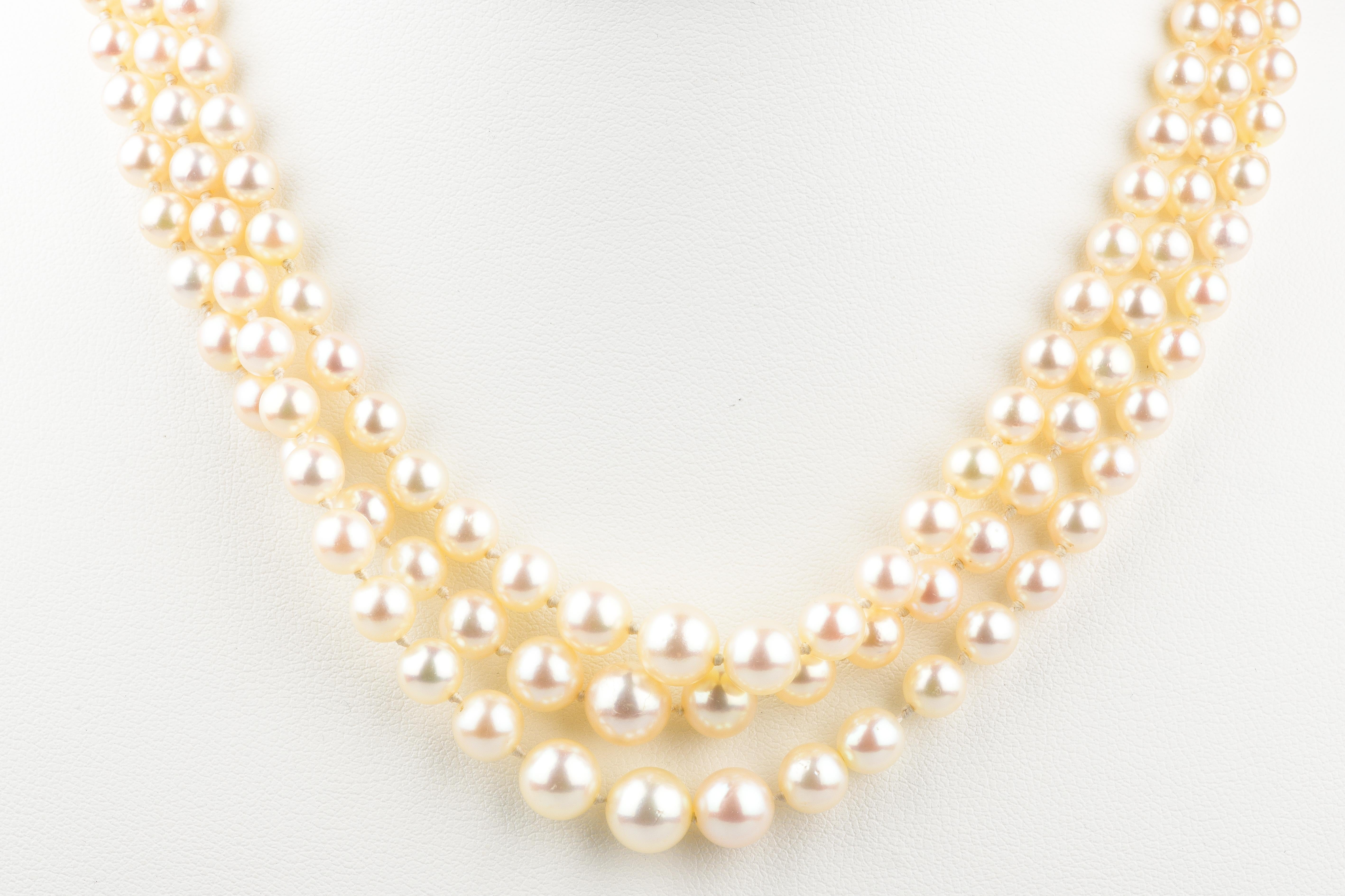 Halskette aus 8 Karat Weißgold, entworfen mit Perlen und Diamanten (Rundschliff) im Angebot