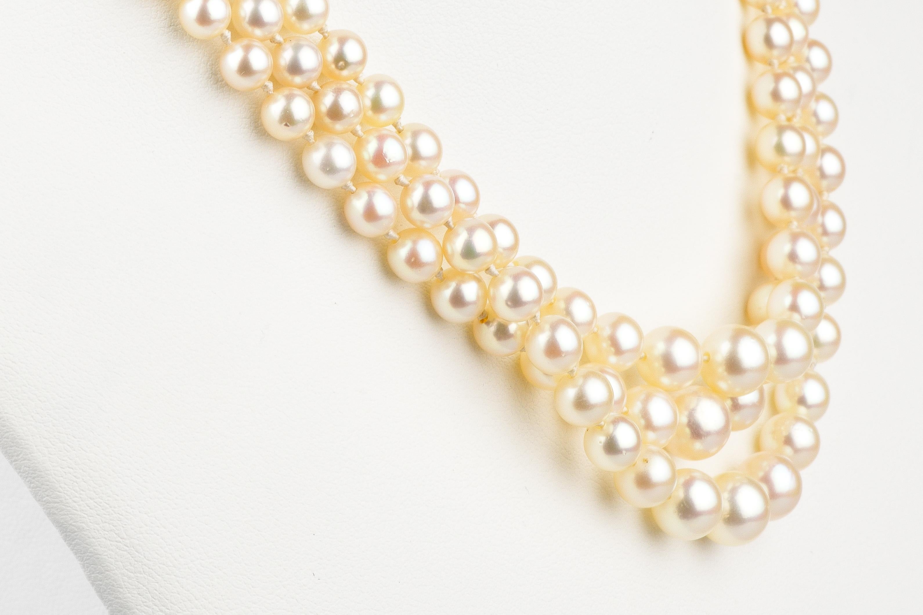 Halskette aus 8 Karat Weißgold, entworfen mit Perlen und Diamanten im Zustand „Hervorragend“ im Angebot in Monte-Carlo, MC