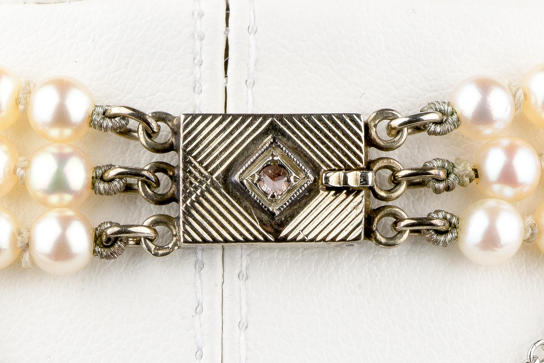 Halskette aus 8 Karat Weißgold, entworfen mit Perlen und Diamanten im Angebot 1