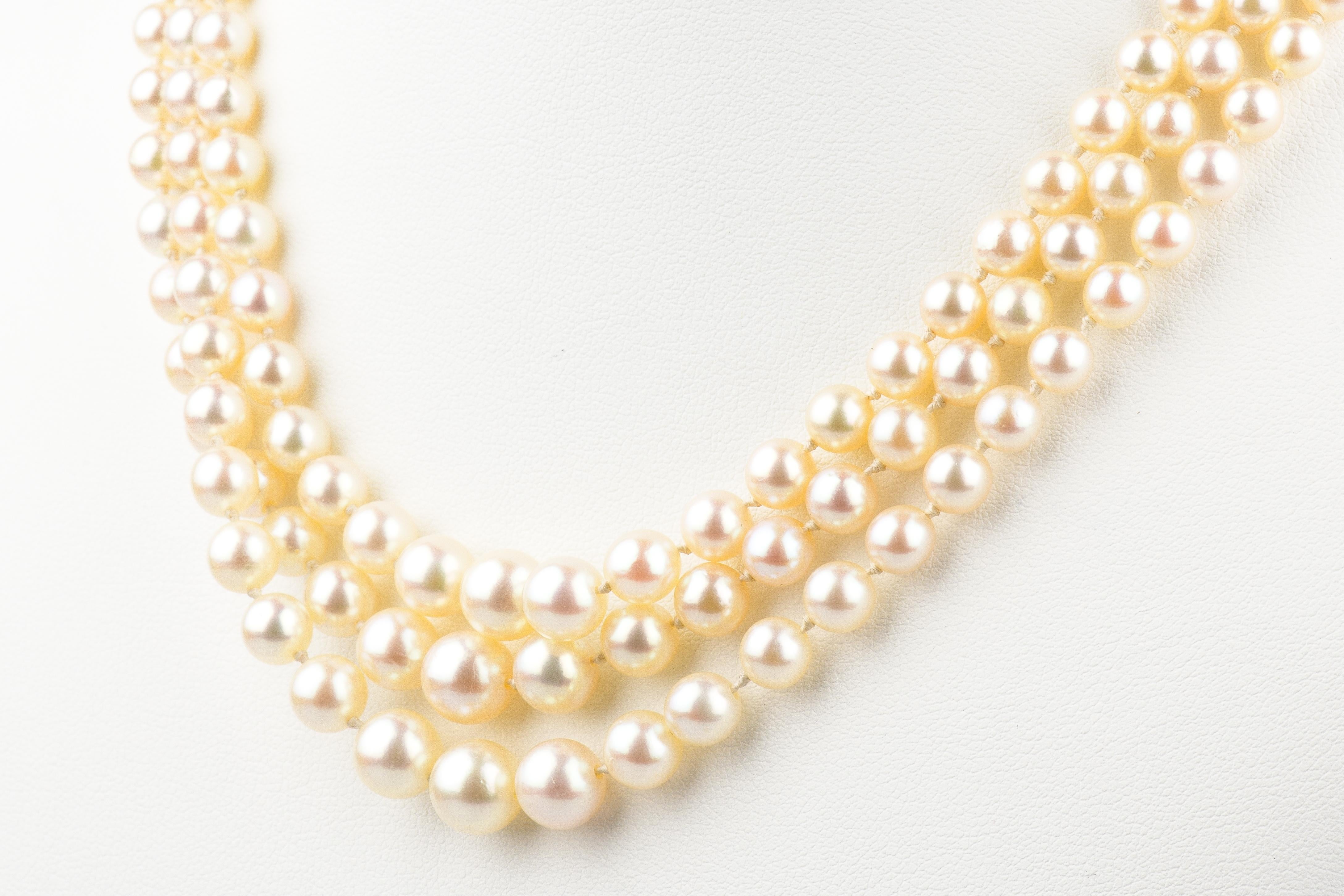 8K white gold necklace designed with pearls and diamond For Sale 2