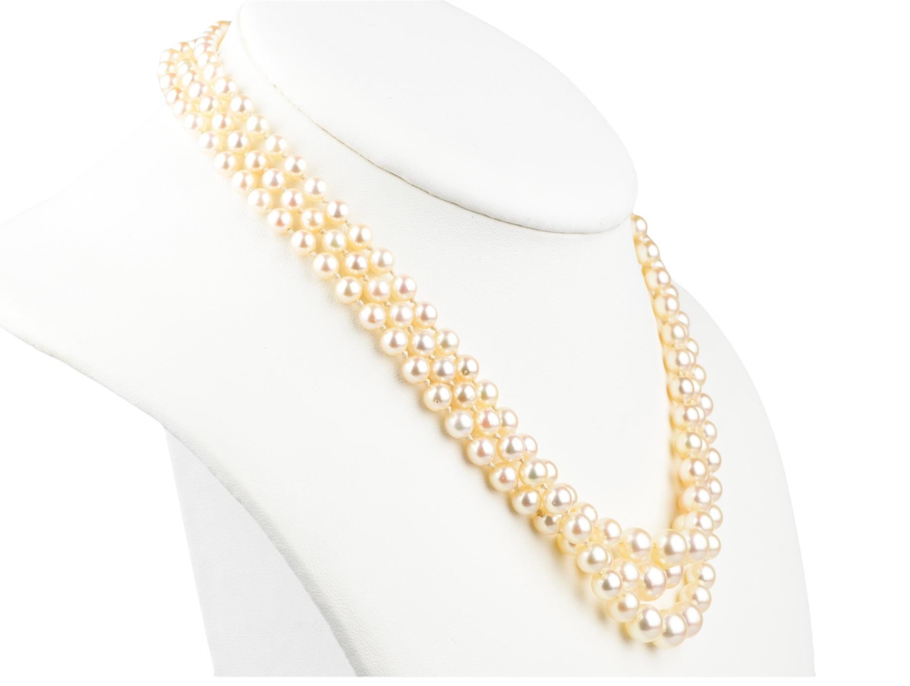 8K white gold necklace designed with pearls and diamond For Sale 3