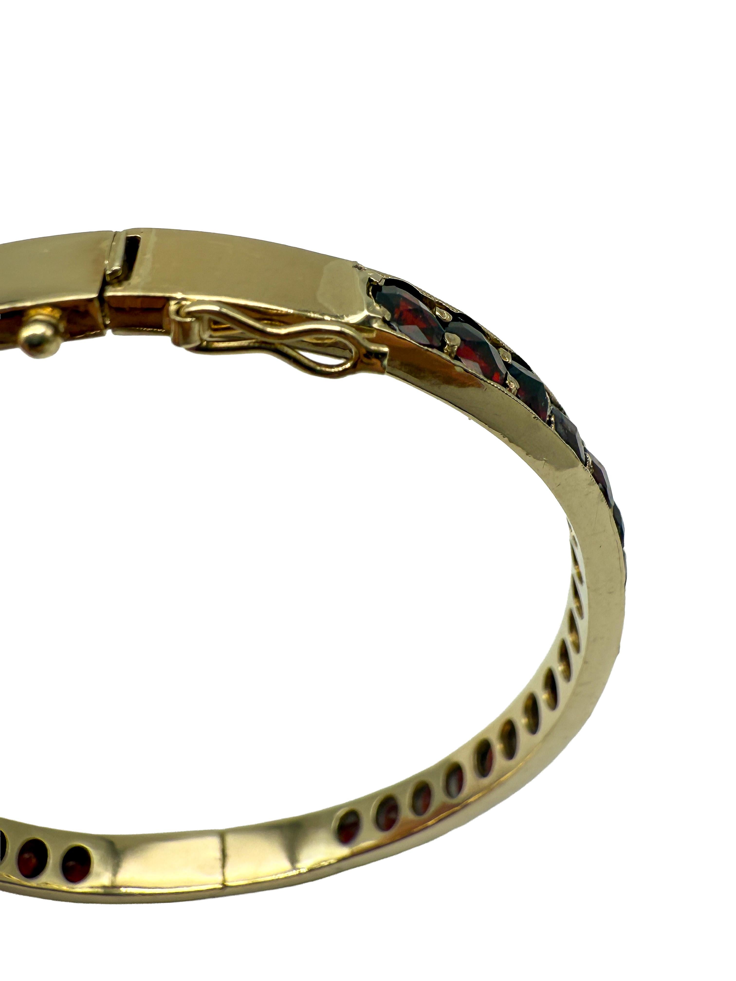 Brazalete de oro amarillo de 8 quilates con granates naturales Moderno en venta